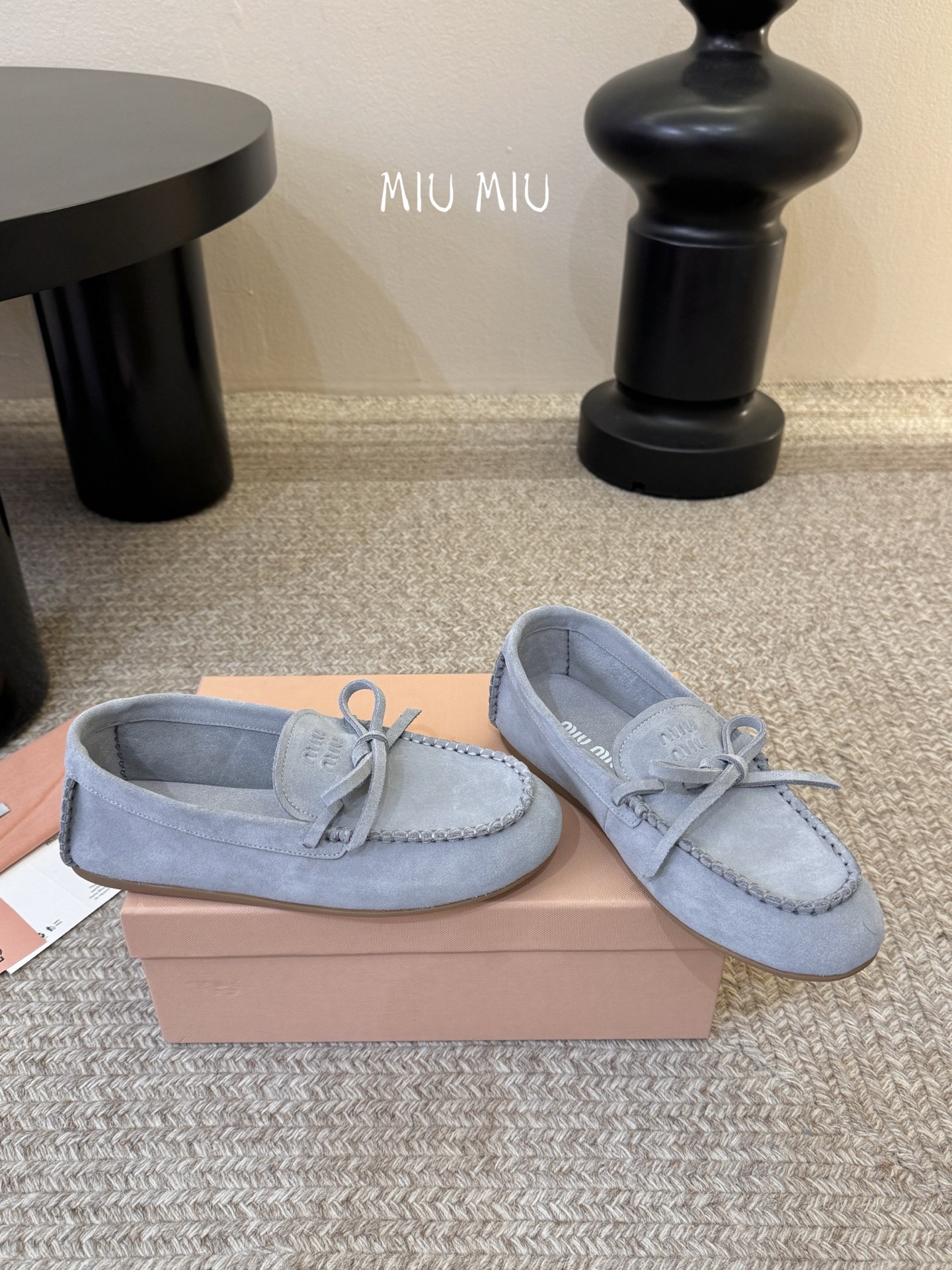 搭配飞机盒𝑀𝑖𝑢𝑀𝑖×𝐵𝑎𝑙𝑎𝑛𝑐缪 缪 新款包拖鞋系列上新★★★★★ 舒适度与时髦度并存的开挂全新系列