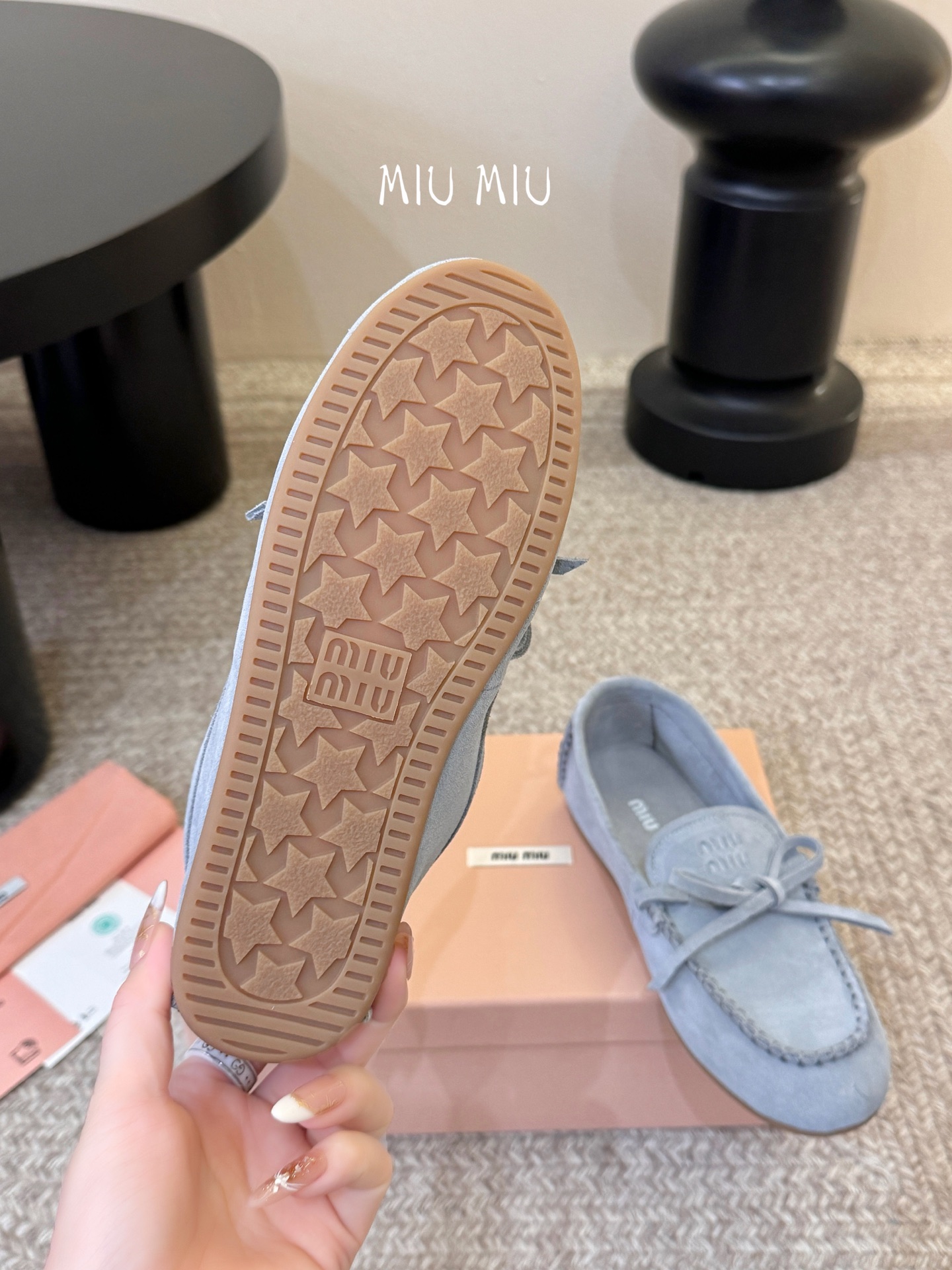 搭配飞机盒𝑀𝑖𝑢𝑀𝑖×𝐵𝑎𝑙𝑎𝑛𝑐缪 缪 新款包拖鞋系列上新★★★★★ 舒适度与时髦度并存的开挂全新系列