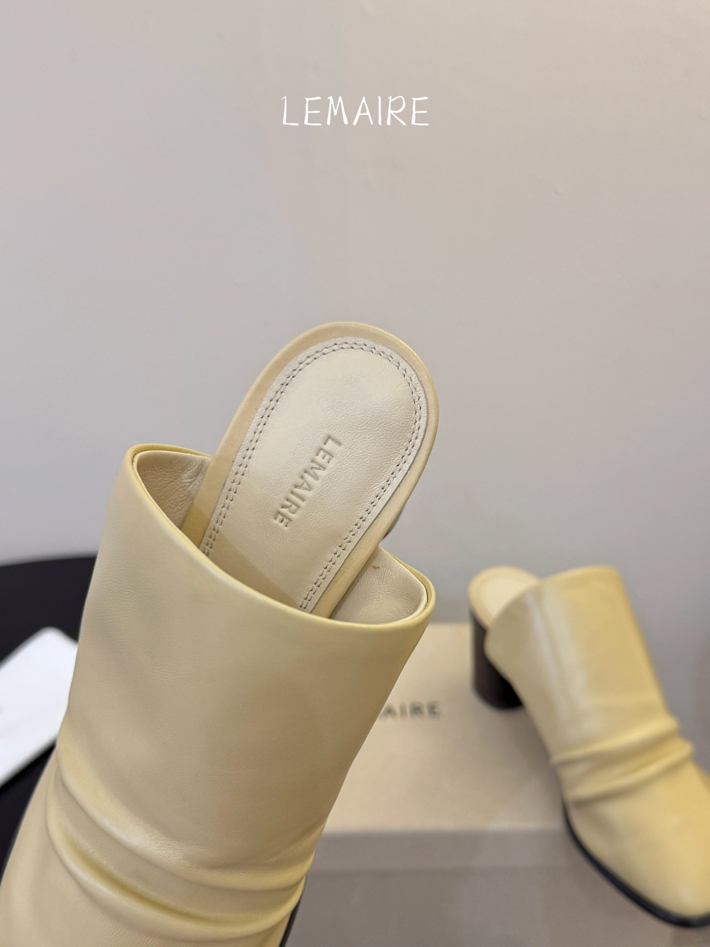 Lemaire 2026春夏新款粗跟皱面高跟拖鞋单鞋！极简随意，低调有品，处处散发着迷人的气质一双高级又