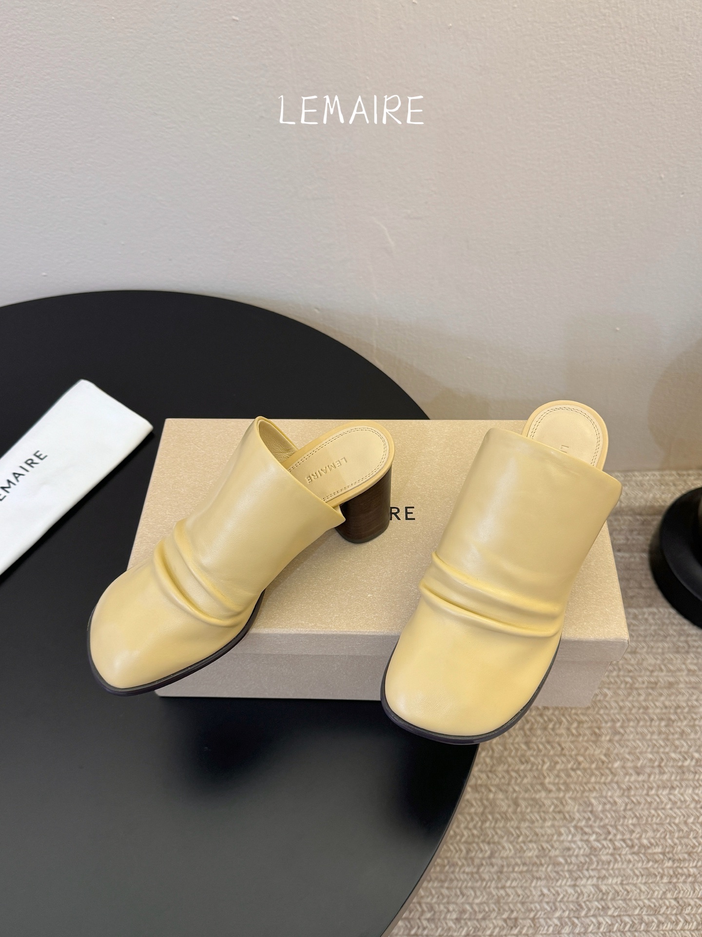 Lemaire 2026春夏新款粗跟皱面高跟拖鞋单鞋！极简随意，低调有品，处处散发着迷人的气质一双高级又