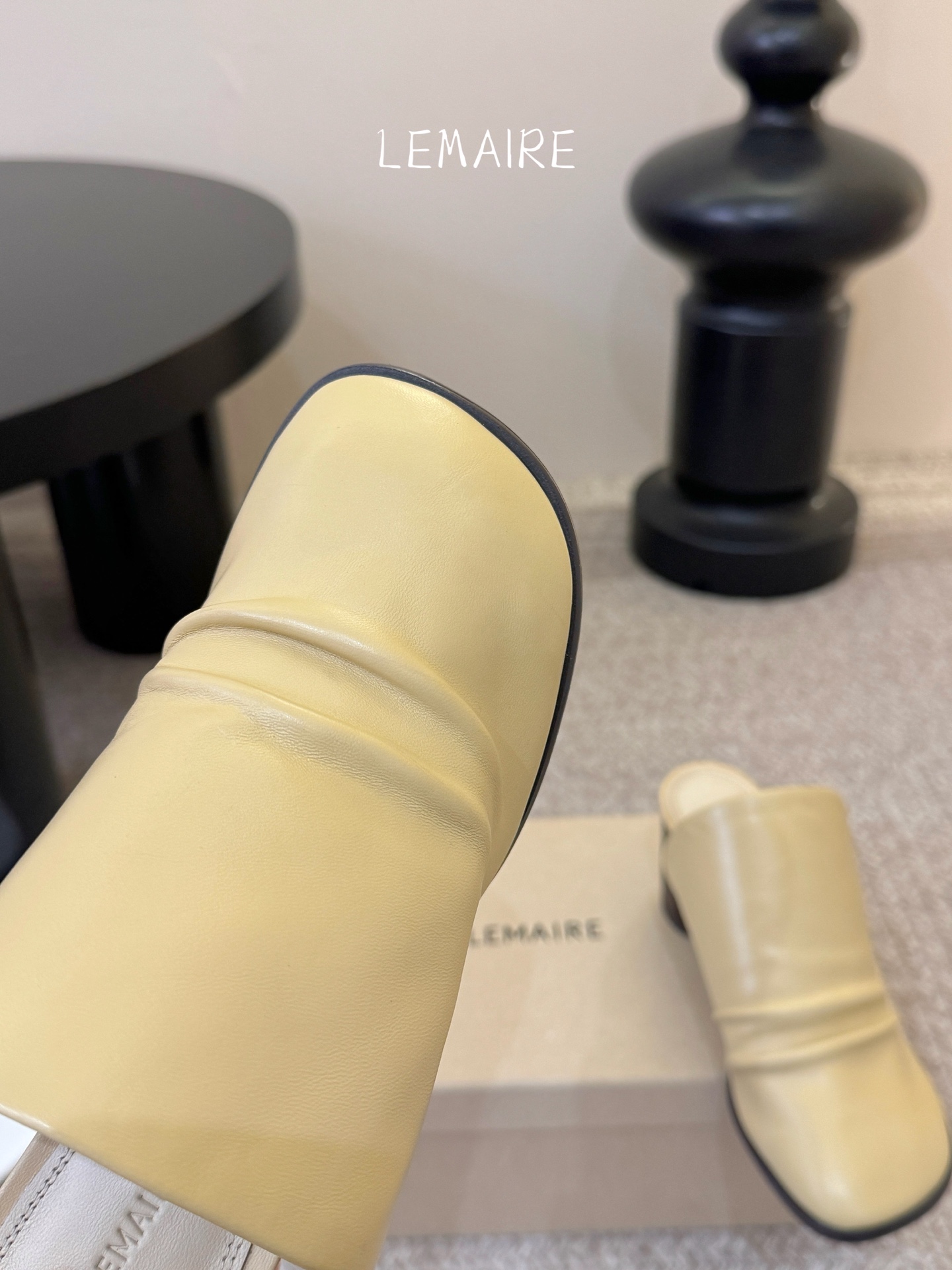 Lemaire 2026春夏新款粗跟皱面高跟拖鞋单鞋！极简随意，低调有品，处处散发着迷人的气质一双高级又