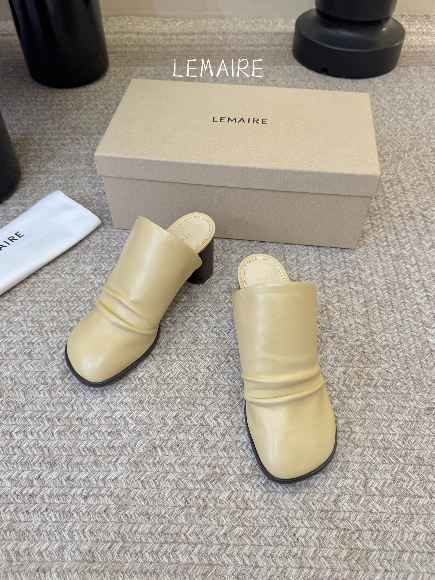 Lemaire 2026春夏新款粗跟皱面高跟拖鞋单鞋！极简随意，低调有品，处处散发着迷人的气质一双高级又