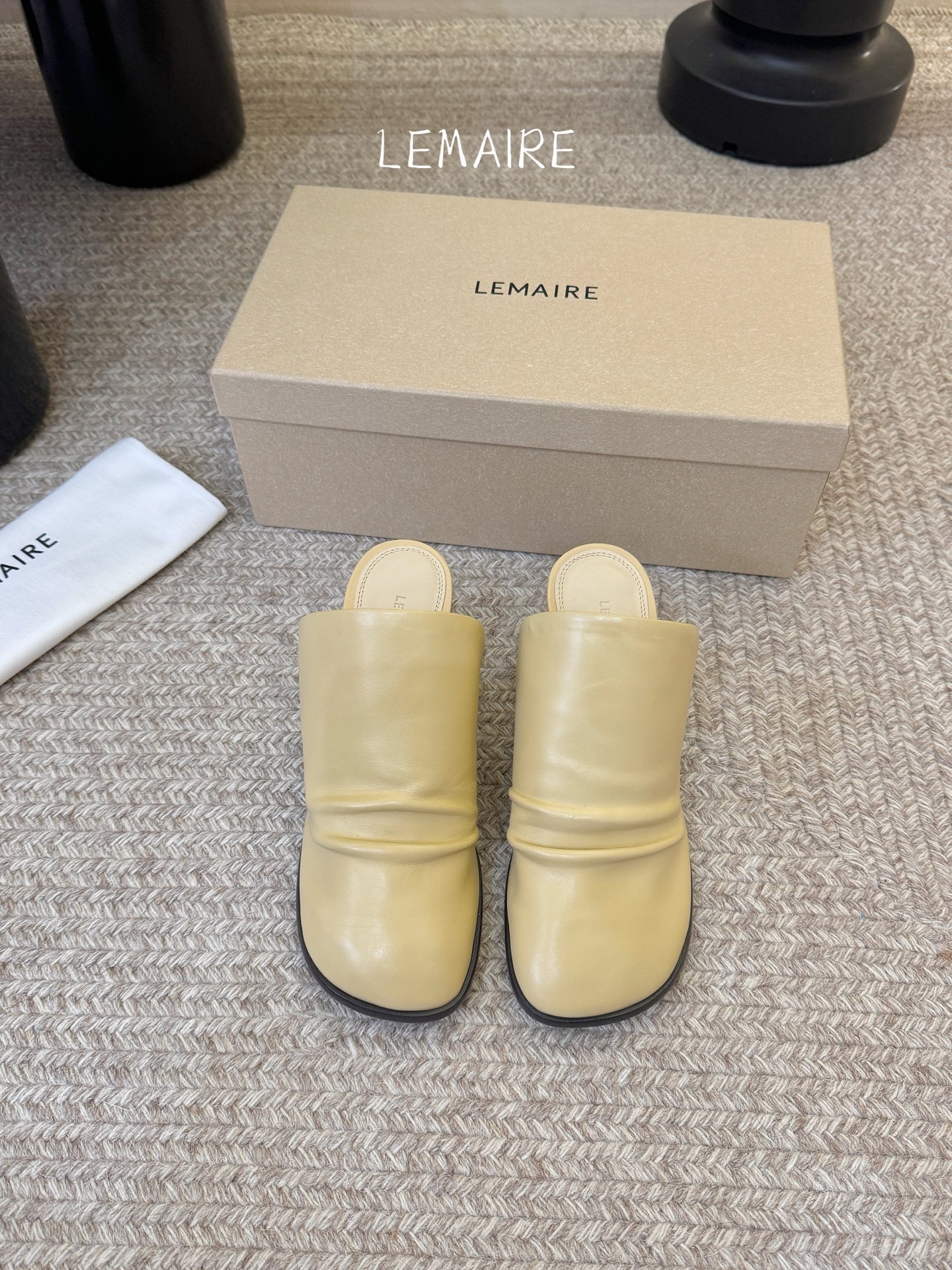 Lemaire 2026春夏新款粗跟皱面高跟拖鞋单鞋！极简随意，低调有品，处处散发着迷人的气质一双高级又