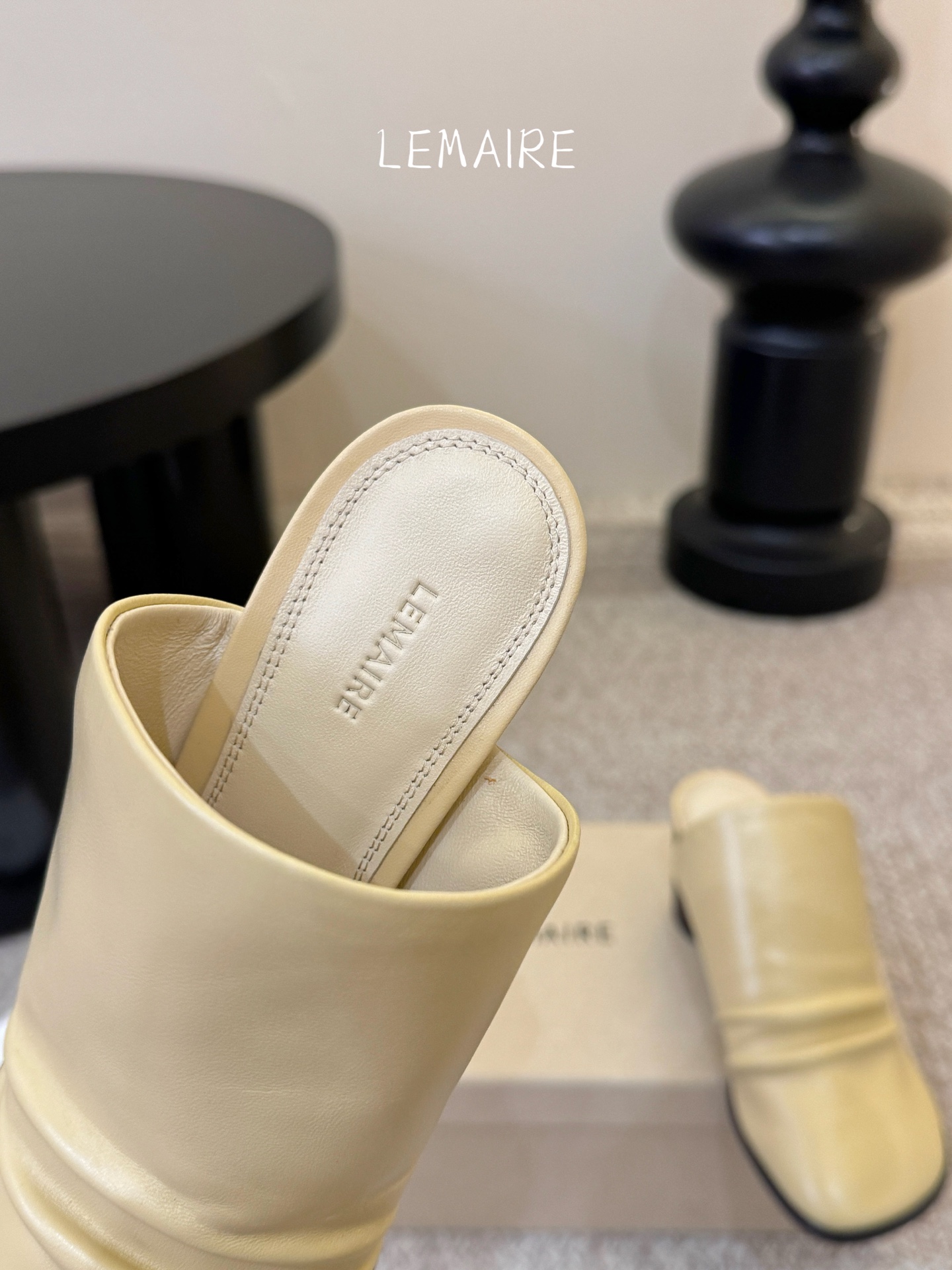 Lemaire 2026春夏新款粗跟皱面高跟拖鞋单鞋！极简随意，低调有品，处处散发着迷人的气质一双高级又