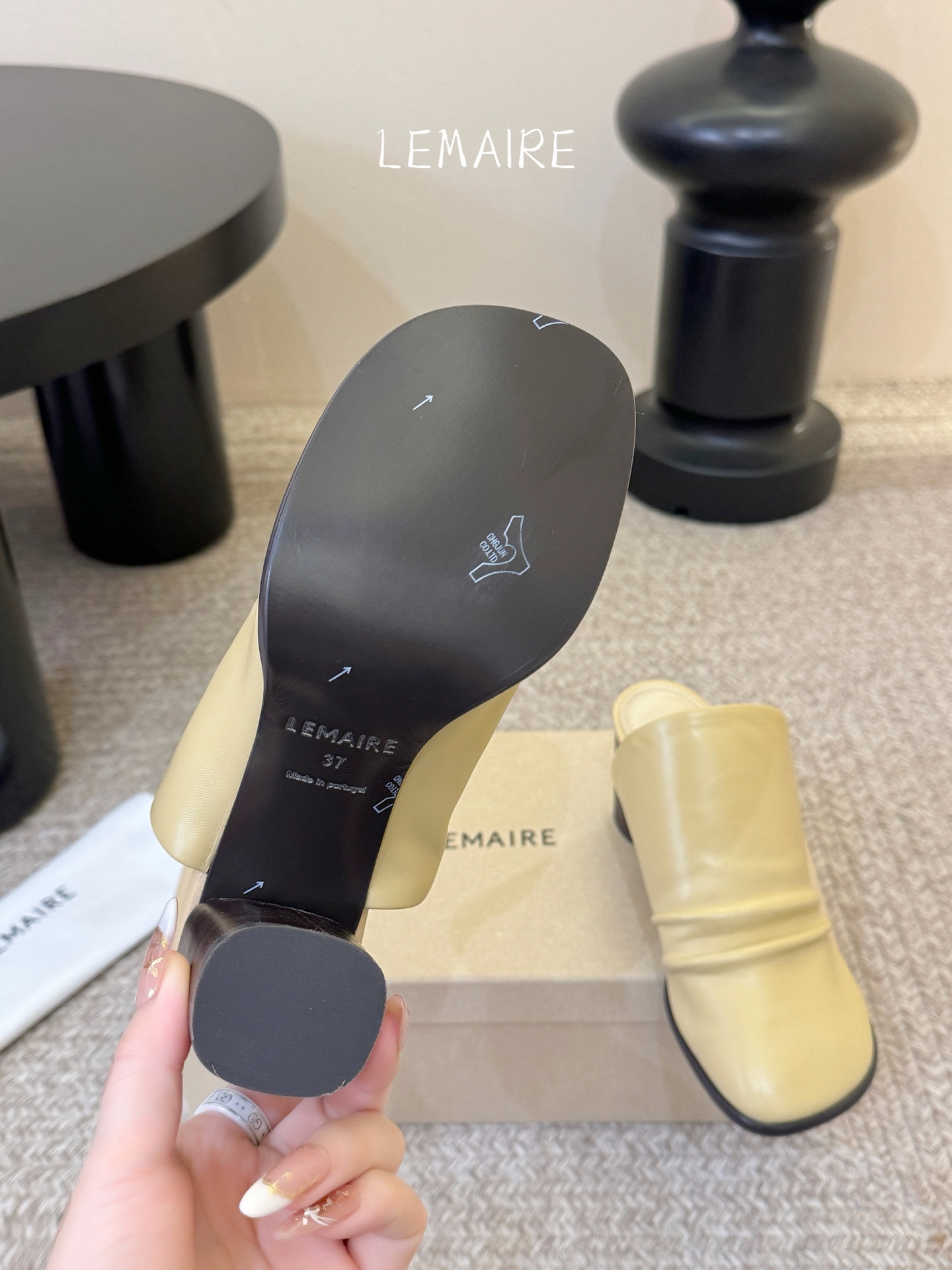 Lemaire 2026春夏新款粗跟皱面高跟拖鞋单鞋！极简随意，低调有品，处处散发着迷人的气质一双高级又