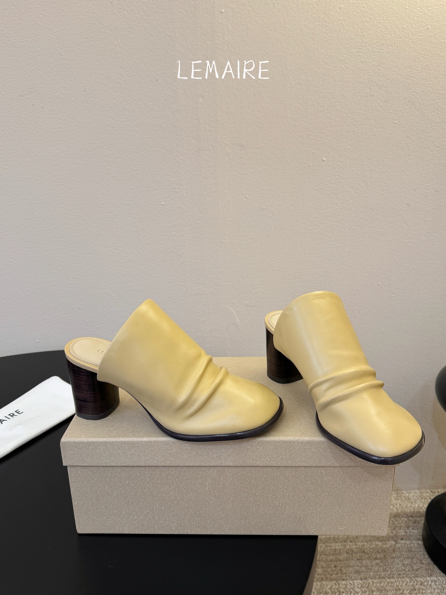 Lemaire 2026春夏新款粗跟皱面高跟拖鞋单鞋！极简随意，低调有品，处处散发着迷人的气质一双高级又