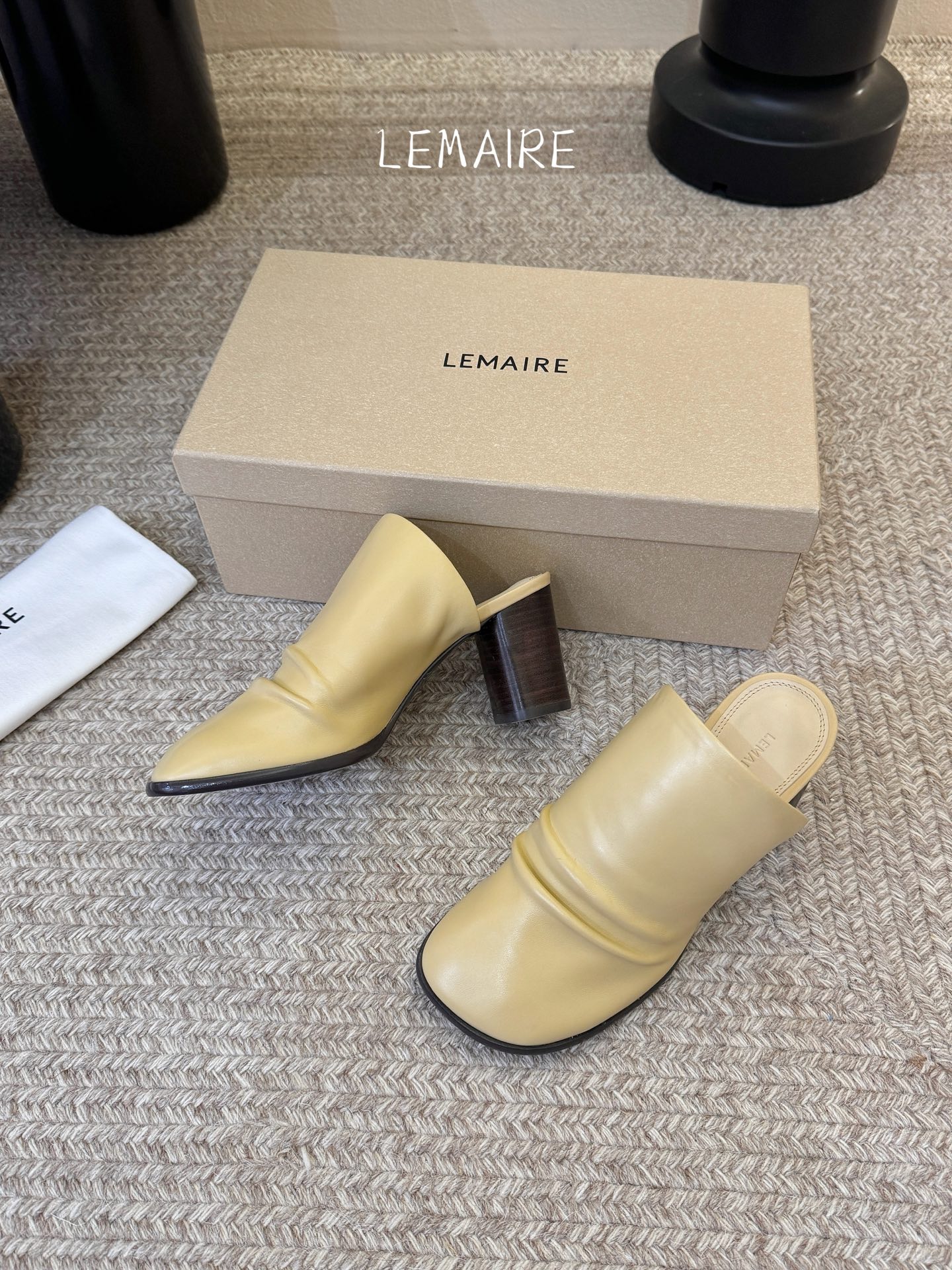 Lemaire 2026春夏新款粗跟皱面高跟拖鞋单鞋！极简随意，低调有品，处处散发着迷人的气质一双高级又