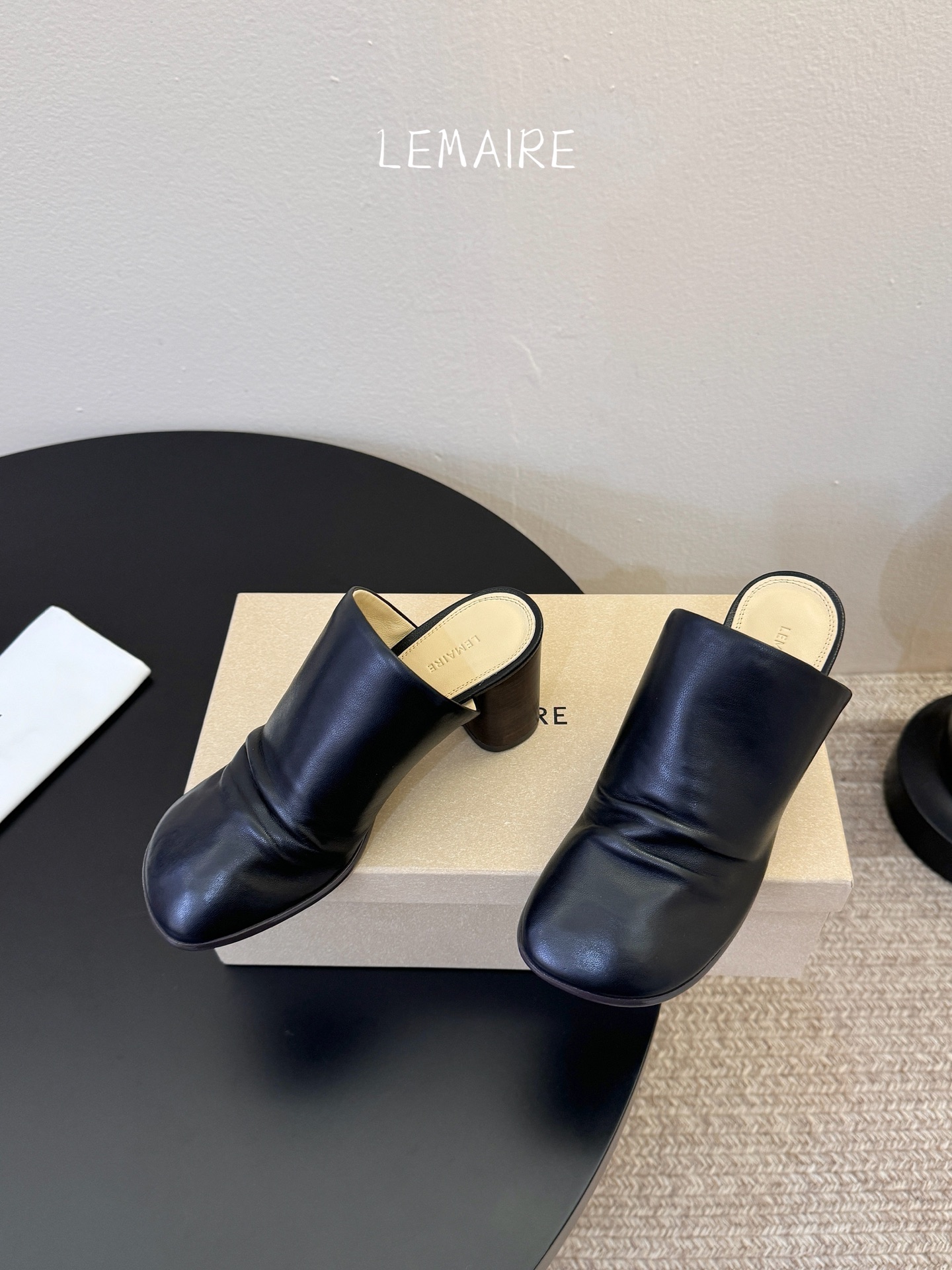 Lemaire 2026春夏新款粗跟皱面高跟拖鞋单鞋！极简随意，低调有品，处处散发着迷人的气质一双高级又