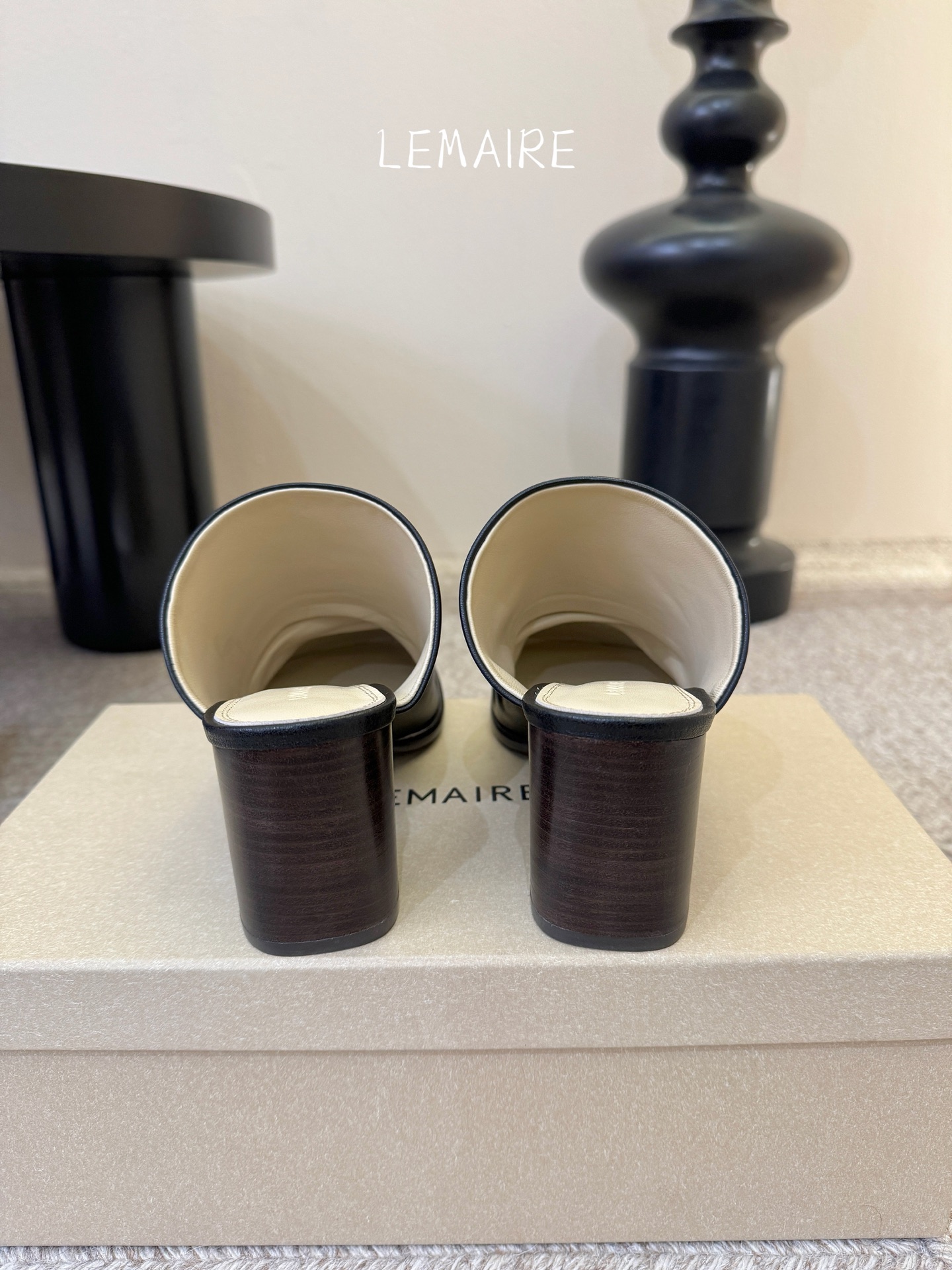 Lemaire 2026春夏新款粗跟皱面高跟拖鞋单鞋！极简随意，低调有品，处处散发着迷人的气质一双高级又