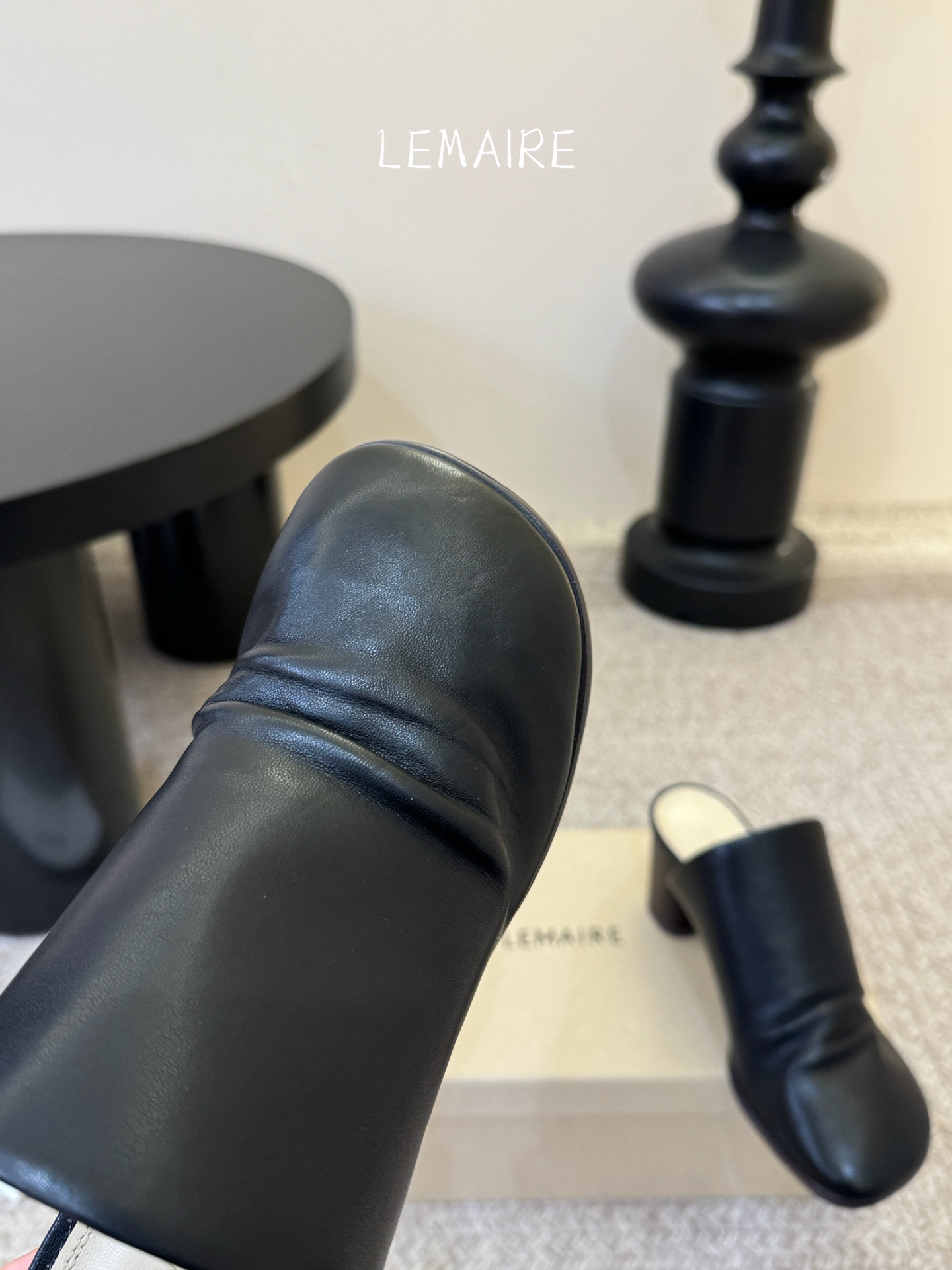 Lemaire 2026春夏新款粗跟皱面高跟拖鞋单鞋！极简随意，低调有品，处处散发着迷人的气质一双高级又