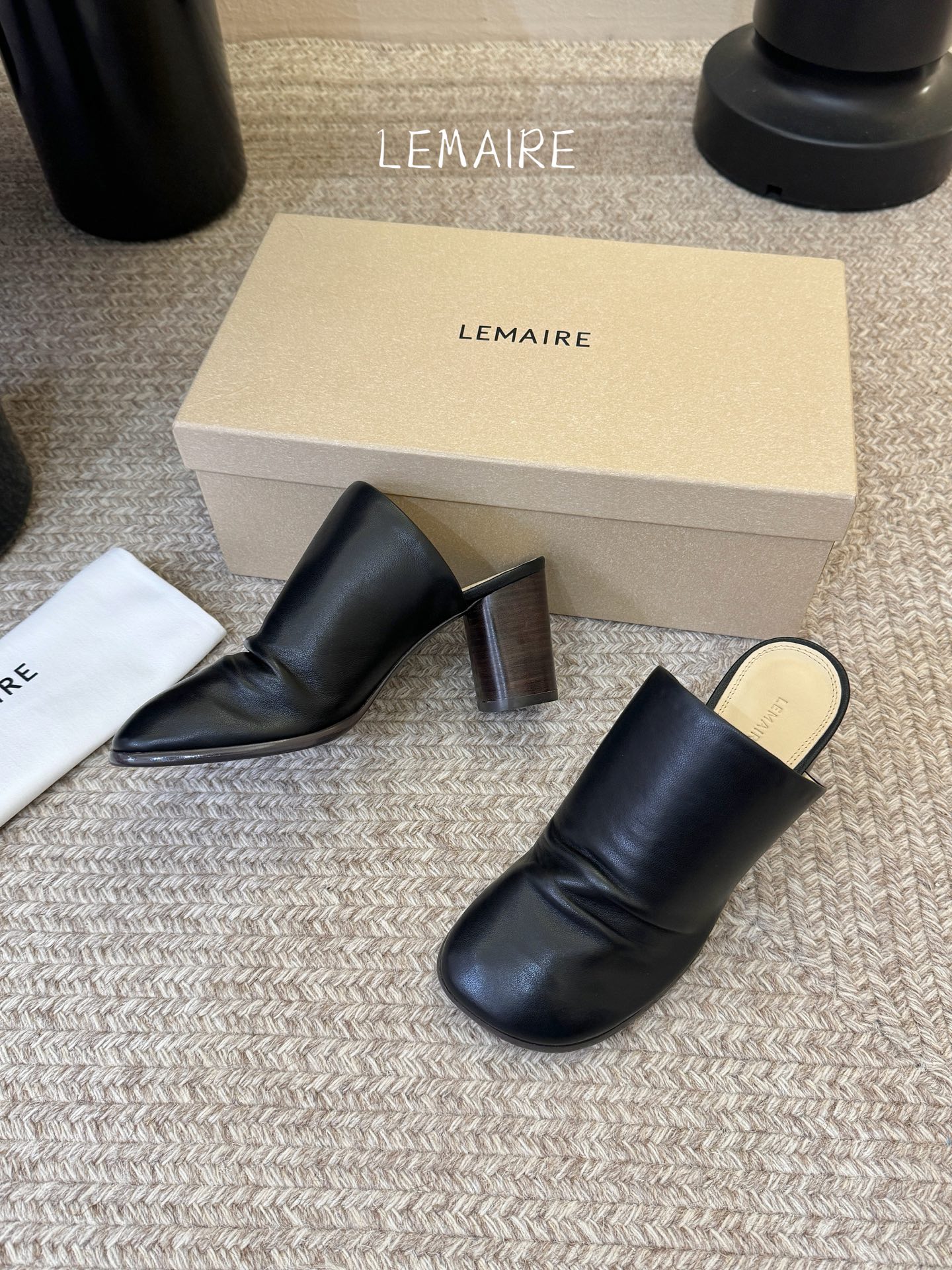 Lemaire 2026春夏新款粗跟皱面高跟拖鞋单鞋！极简随意，低调有品，处处散发着迷人的气质一双高级又