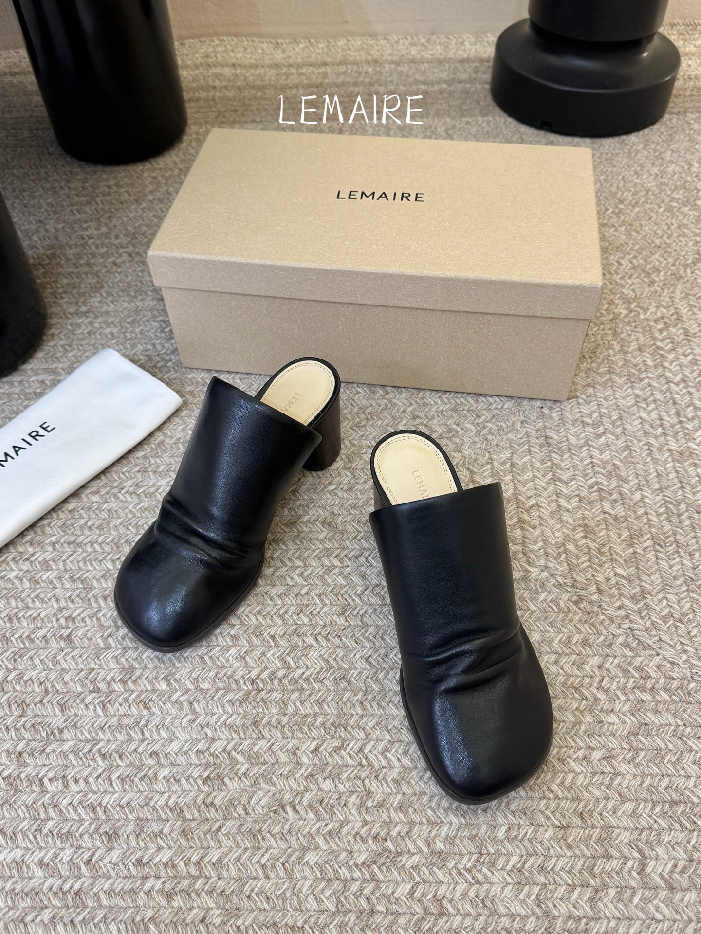 Lemaire 2026春夏新款粗跟皱面高跟拖鞋单鞋！极简随意，低调有品，处处散发着迷人的气质一双高级又