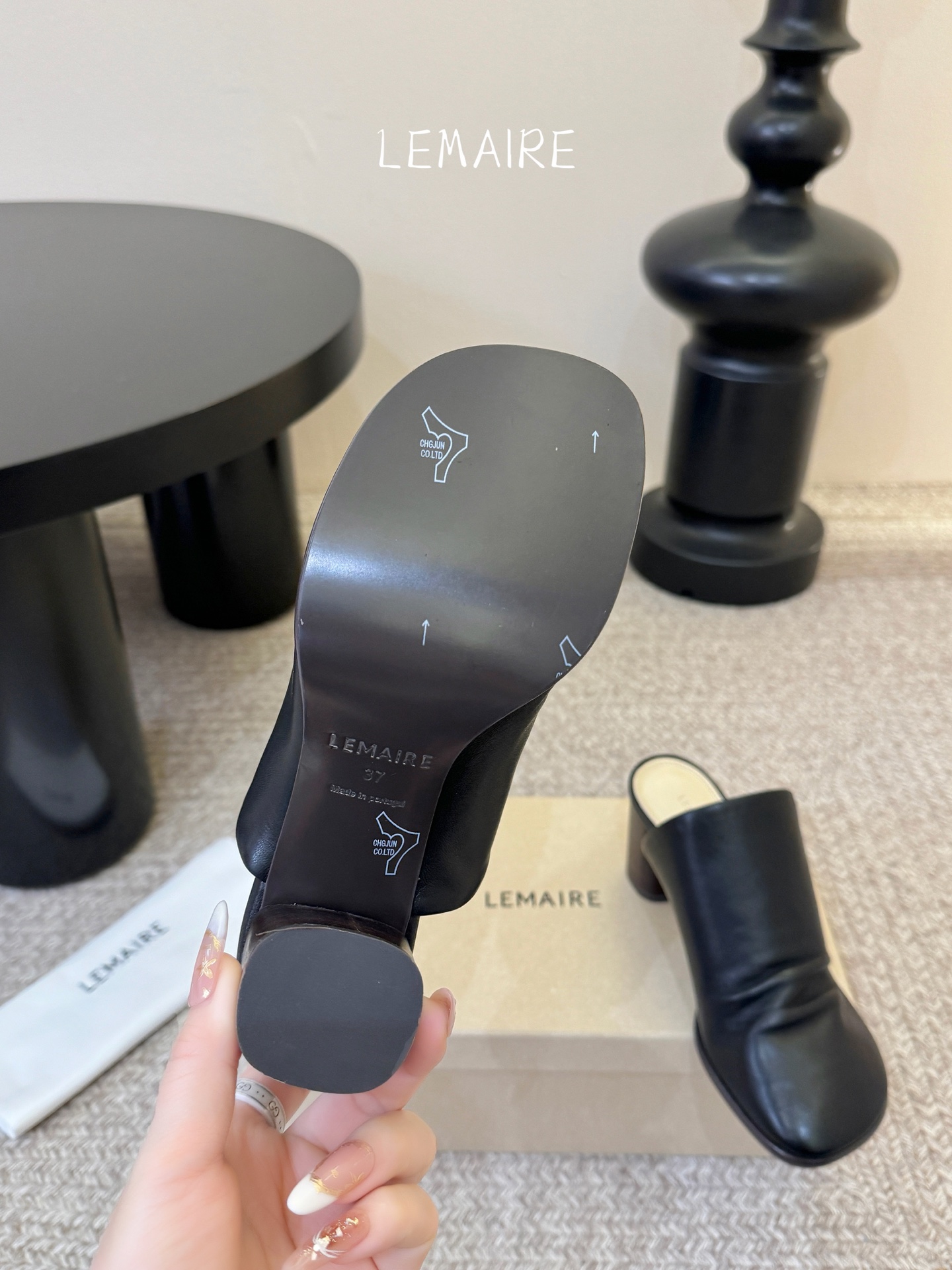 Lemaire 2026春夏新款粗跟皱面高跟拖鞋单鞋！极简随意，低调有品，处处散发着迷人的气质一双高级又