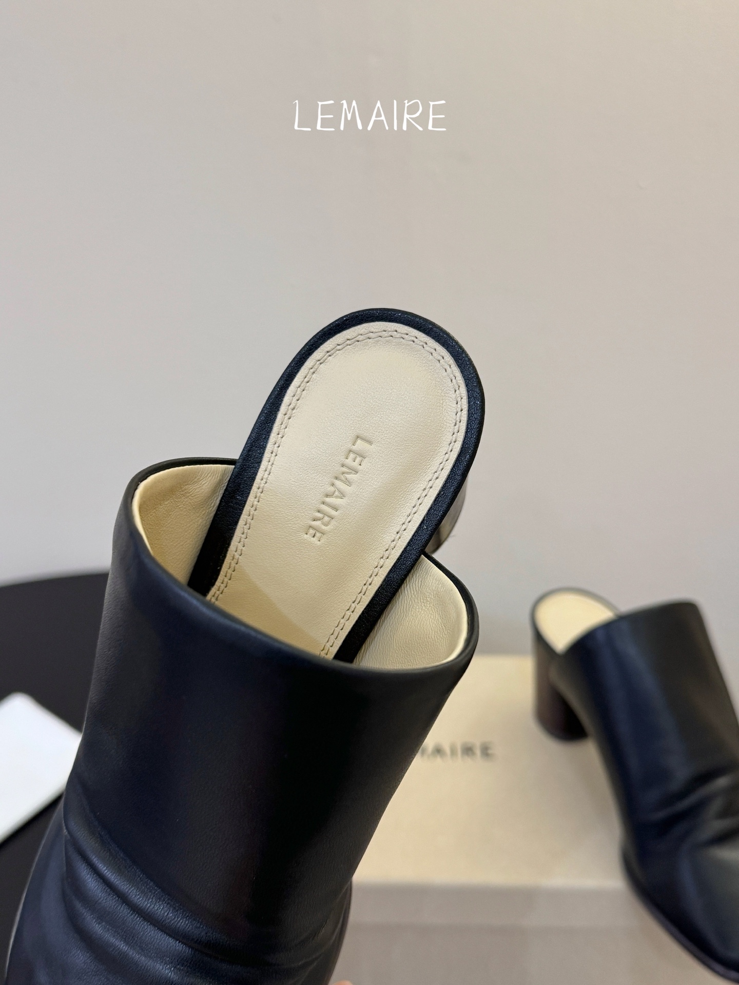 Lemaire 2026春夏新款粗跟皱面高跟拖鞋单鞋！极简随意，低调有品，处处散发着迷人的气质一双高级又