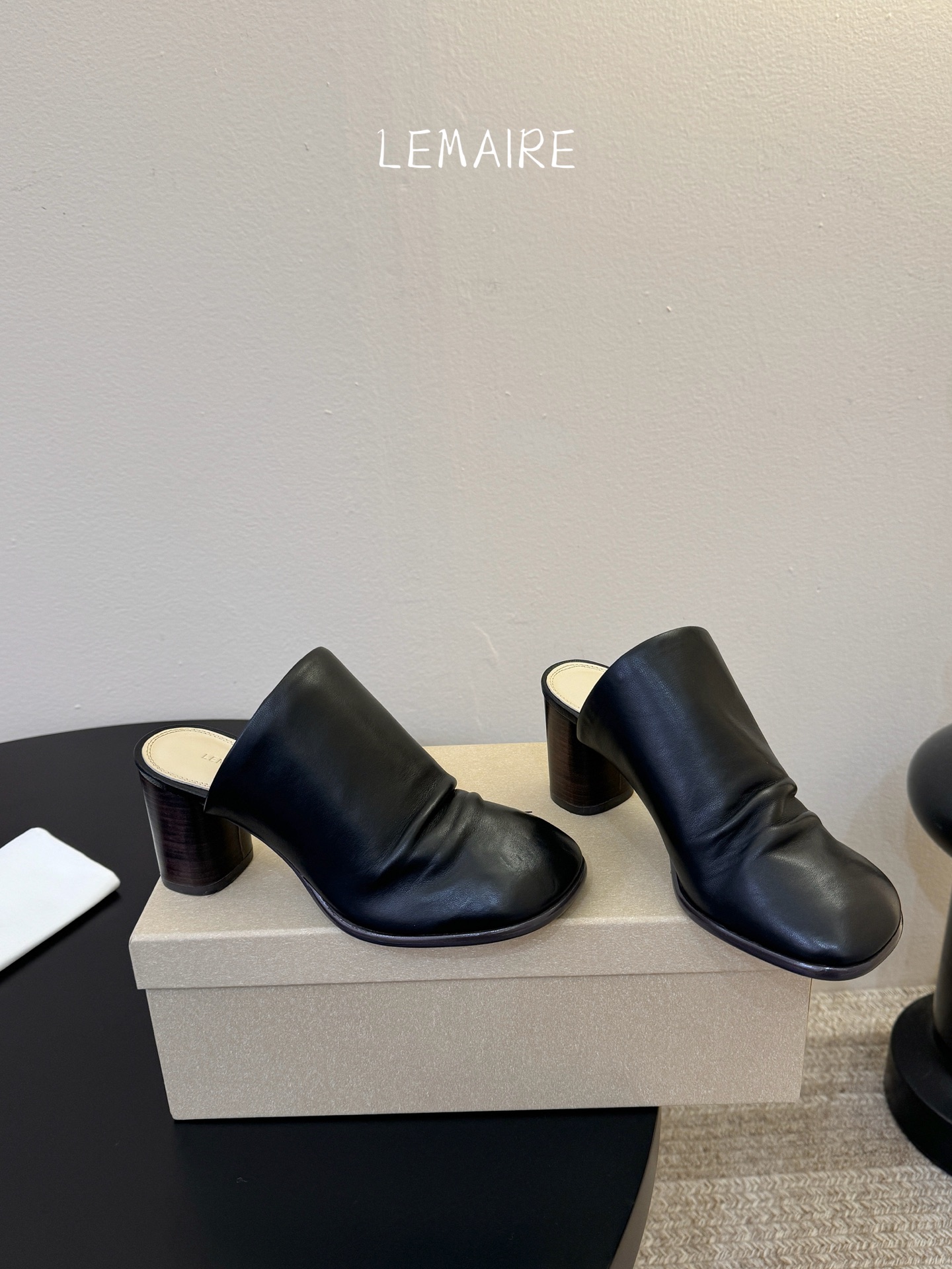 Lemaire 2026春夏新款粗跟皱面高跟拖鞋单鞋！极简随意，低调有品，处处散发着迷人的气质一双高级又