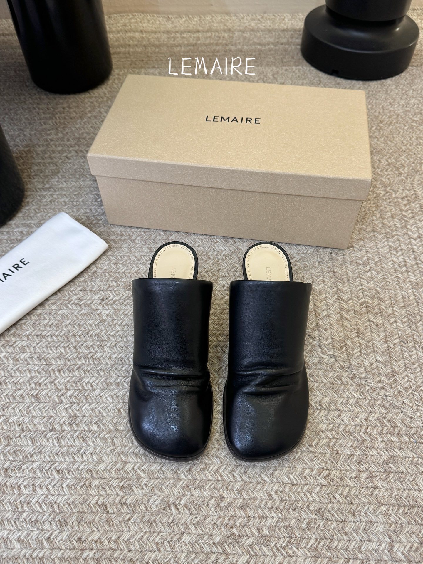 Lemaire 2026春夏新款粗跟皱面高跟拖鞋单鞋！极简随意，低调有品，处处散发着迷人的气质一双高级又