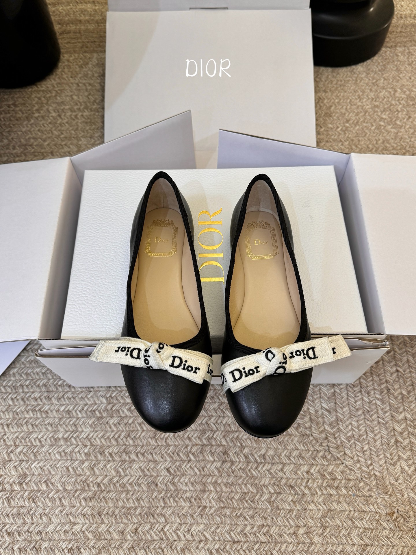 NO:787873,Top DIO*26ss early spring new bow shoes·ballet shoes  Dior style bow ballet flats｜Elegant and timeless, classic ballet shoe shape + iconic letter bow, French elegant full pull, soft bottom round toe design, comfortable on the feet without crowding the feet, long-term wear without burden, 2 colors cover all styles, haze blue and gentle atmosphere, classic black is versatile, commuting, dating, going out, commuting, one pair can handle all scenes, appearance and comfort are both online, a timeless classic in the shoe cabinet.  It won't tire your feet after being worn for a long time. It is a versatile shoe in your wardrobe!  Both gentle sisters and sweet and cool girls can control it, and they can walk without stepping on thunder with eyes closed. Sheepskin upper, sheepskin lining, Italian genuine leather outsole, size 35-41 (customized sizes 40 and 41 are non-refundable), ballet shoes, dior, flats, sheepskin, Leather soles19860909顶级 DIO*26ss早春新款蝴蝶结单鞋·芭蕾舞鞋 Dior风蝴蝶结芭蕾平底鞋｜优雅永不过时,经典芭蕾鞋型+标志性字母蝴蝶结,法式优雅拉满,软底圆头设计,上脚舒适不挤脚,久穿无负担,2种配色承包所有风格雾霾蓝温柔氛围感,经典黑百搭不出错,通勤、约会、出街、通勤,一双搞定所有场景,颜值与舒适感双在线,鞋柜里的永恒经典. 久穿也不累脚,完全是鞋柜里的百搭王！温柔姐姐/甜酷女孩都能驾驭,闭眼入不踩雷. 鞋面羊皮 内里羊皮 大底意大利真皮大底 size35-41码（40、41码定制不退换）,芭蕾舞鞋,dior,flats,sheepskin,Leather soles,Women's Shoes