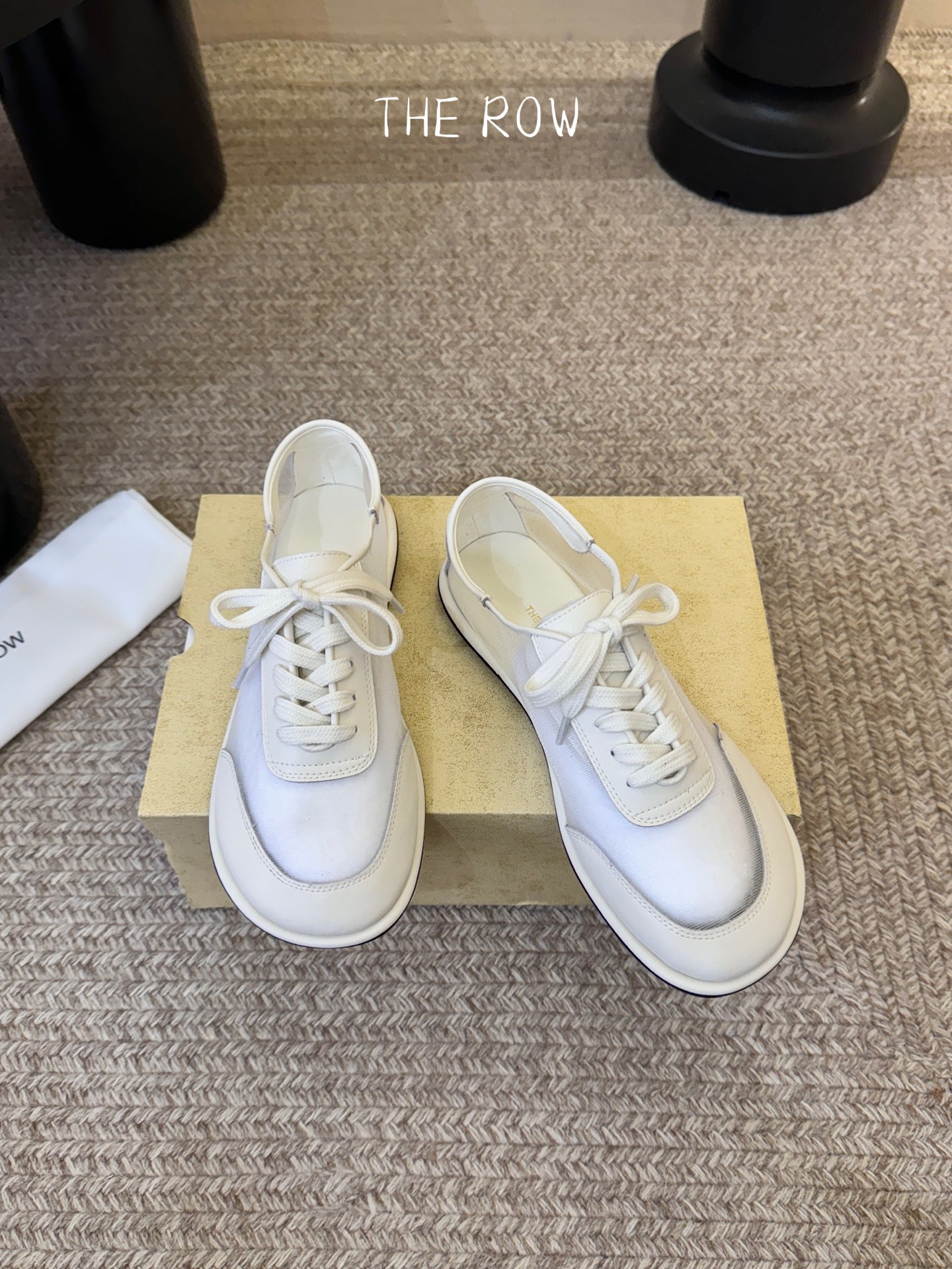 The Row网纱简约单鞋自带仙气朦胧美，高级又不失体面，夏天穿个拖鞋也能美美的出街闪闪惹人爱的点缀更增