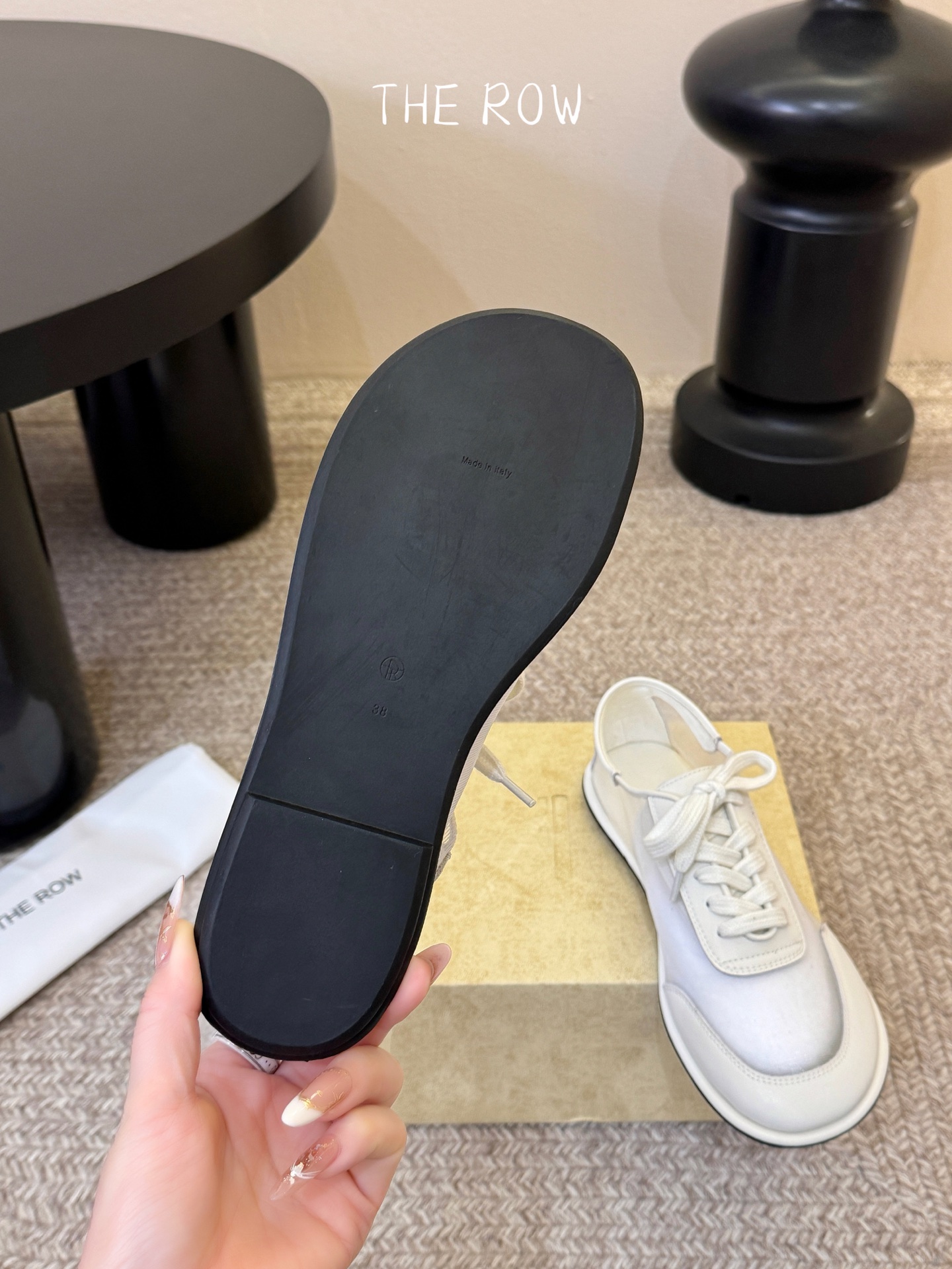 The Row网纱简约单鞋自带仙气朦胧美，高级又不失体面，夏天穿个拖鞋也能美美的出街闪闪惹人爱的点缀更增