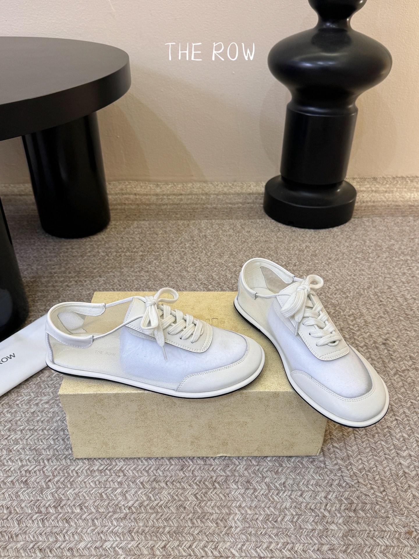 The Row网纱简约单鞋自带仙气朦胧美，高级又不失体面，夏天穿个拖鞋也能美美的出街闪闪惹人爱的点缀更增