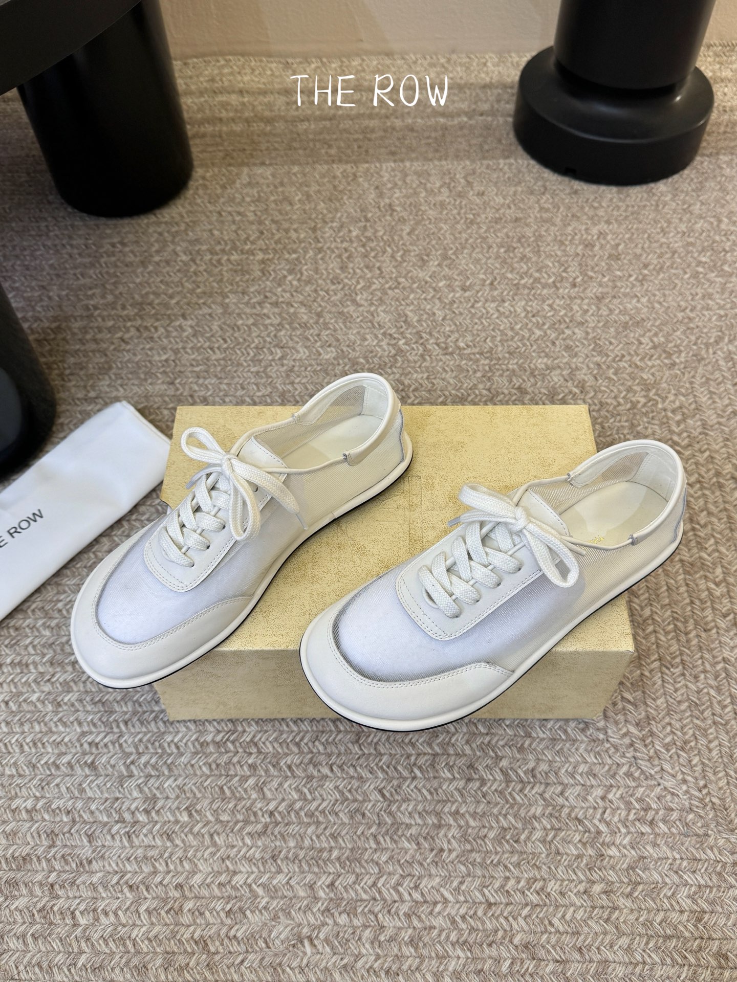 The Row网纱简约单鞋自带仙气朦胧美，高级又不失体面，夏天穿个拖鞋也能美美的出街闪闪惹人爱的点缀更增