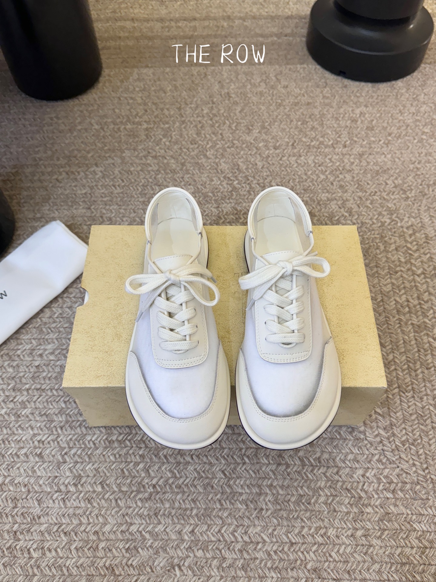 The Row网纱简约单鞋自带仙气朦胧美，高级又不失体面，夏天穿个拖鞋也能美美的出街闪闪惹人爱的点缀更增