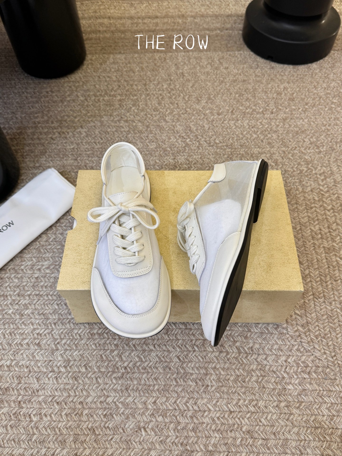 The Row网纱简约单鞋自带仙气朦胧美，高级又不失体面，夏天穿个拖鞋也能美美的出街闪闪惹人爱的点缀更增