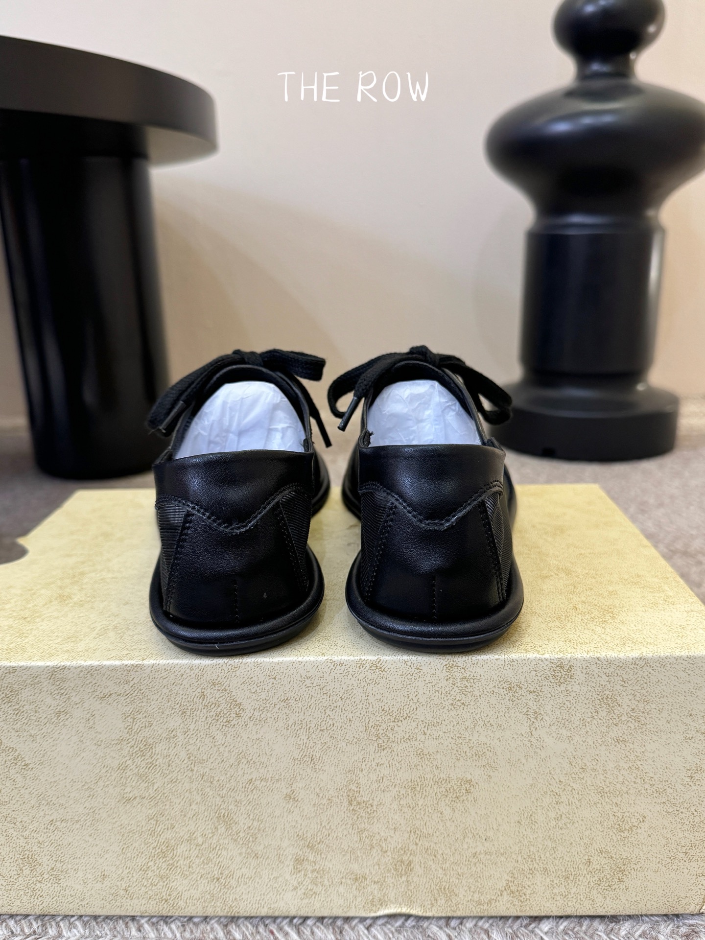 The Row网纱简约单鞋自带仙气朦胧美，高级又不失体面，夏天穿个拖鞋也能美美的出街闪闪惹人爱的点缀更增