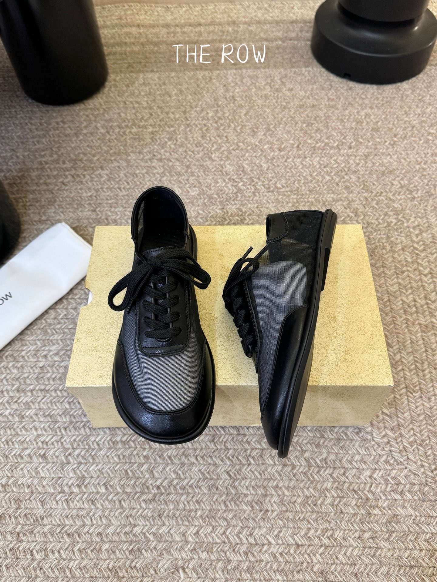 The Row网纱简约单鞋自带仙气朦胧美，高级又不失体面，夏天穿个拖鞋也能美美的出街闪闪惹人爱的点缀更增