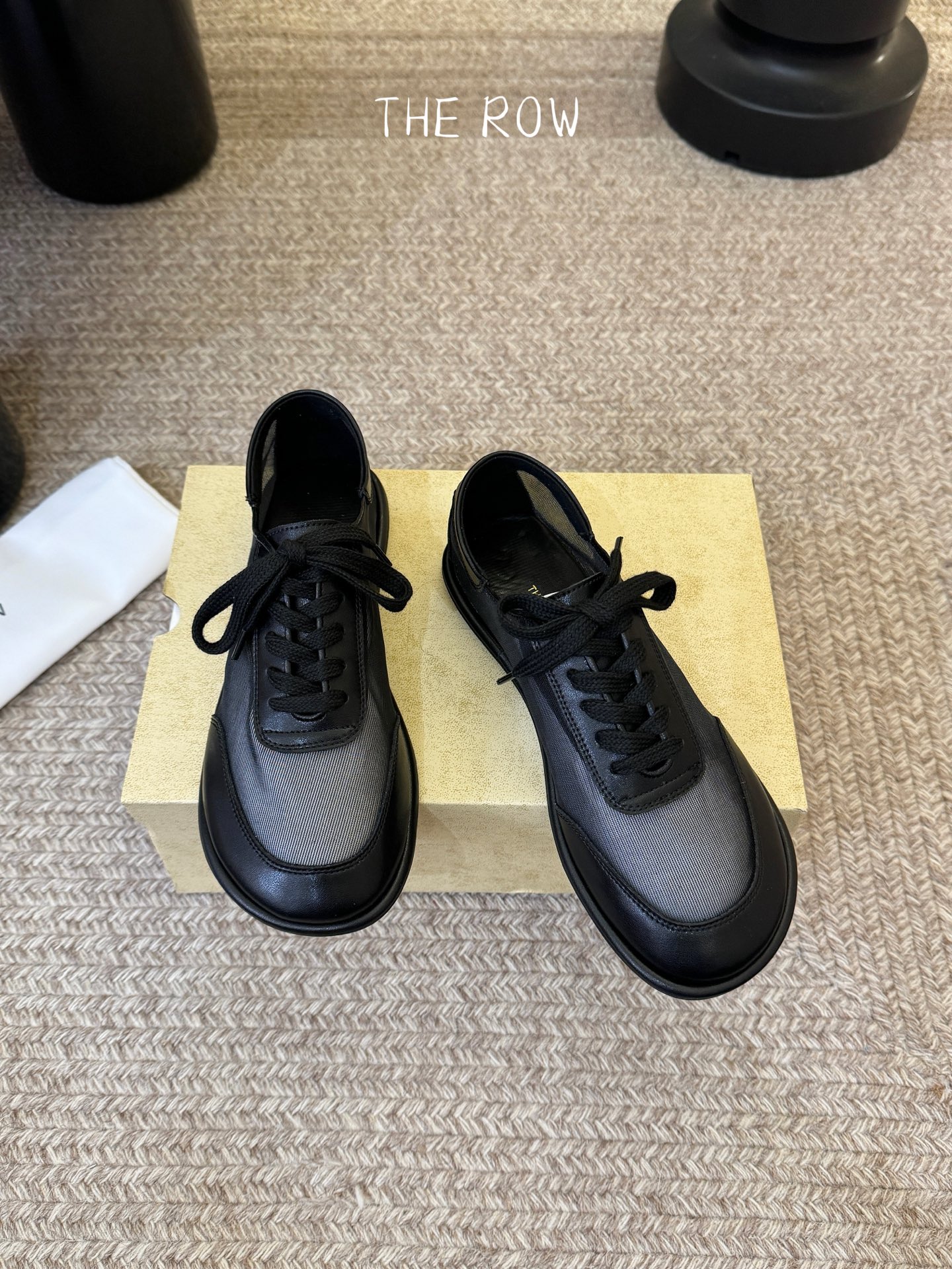 The Row网纱简约单鞋自带仙气朦胧美，高级又不失体面，夏天穿个拖鞋也能美美的出街闪闪惹人爱的点缀更增