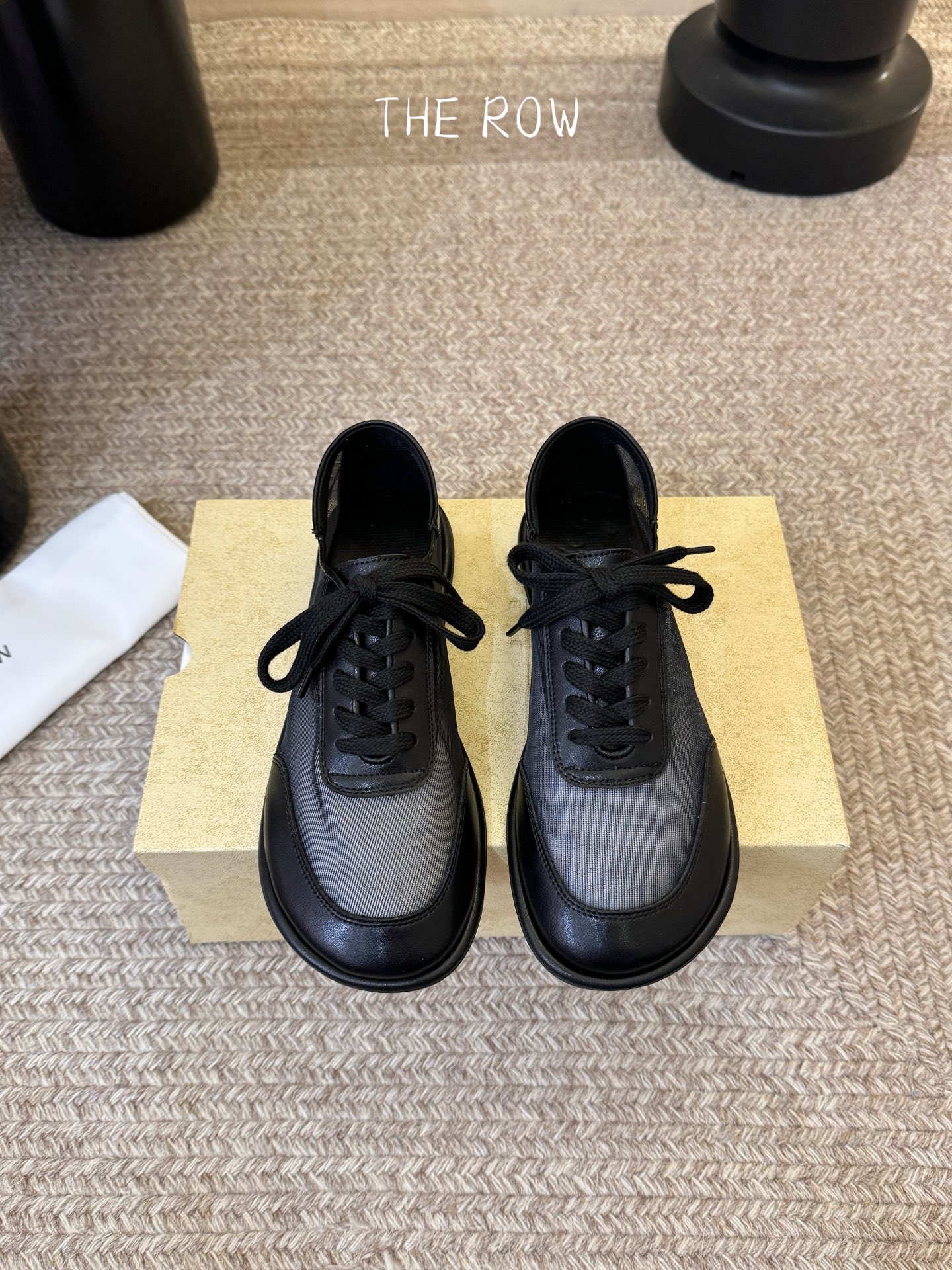 The Row网纱简约单鞋自带仙气朦胧美，高级又不失体面，夏天穿个拖鞋也能美美的出街闪闪惹人爱的点缀更增