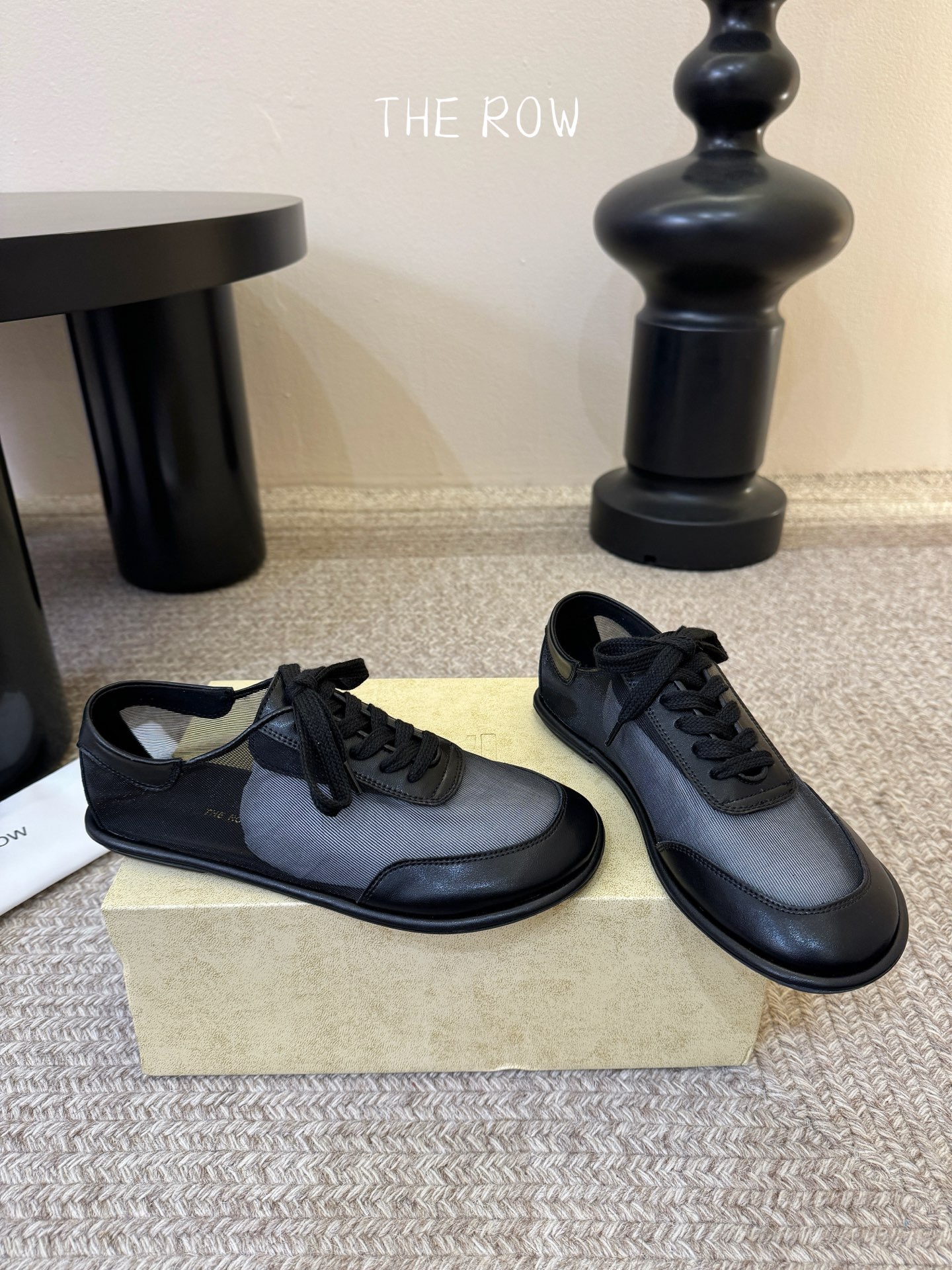 The Row网纱简约单鞋自带仙气朦胧美，高级又不失体面，夏天穿个拖鞋也能美美的出街闪闪惹人爱的点缀更增