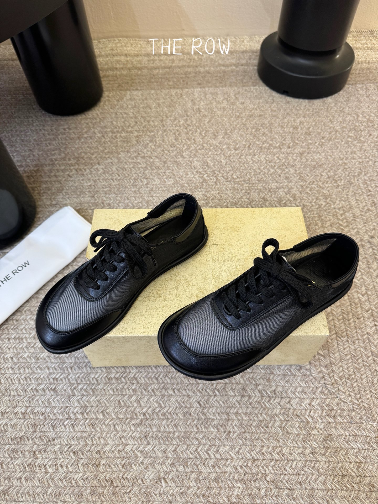 The Row网纱简约单鞋自带仙气朦胧美，高级又不失体面，夏天穿个拖鞋也能美美的出街闪闪惹人爱的点缀更增