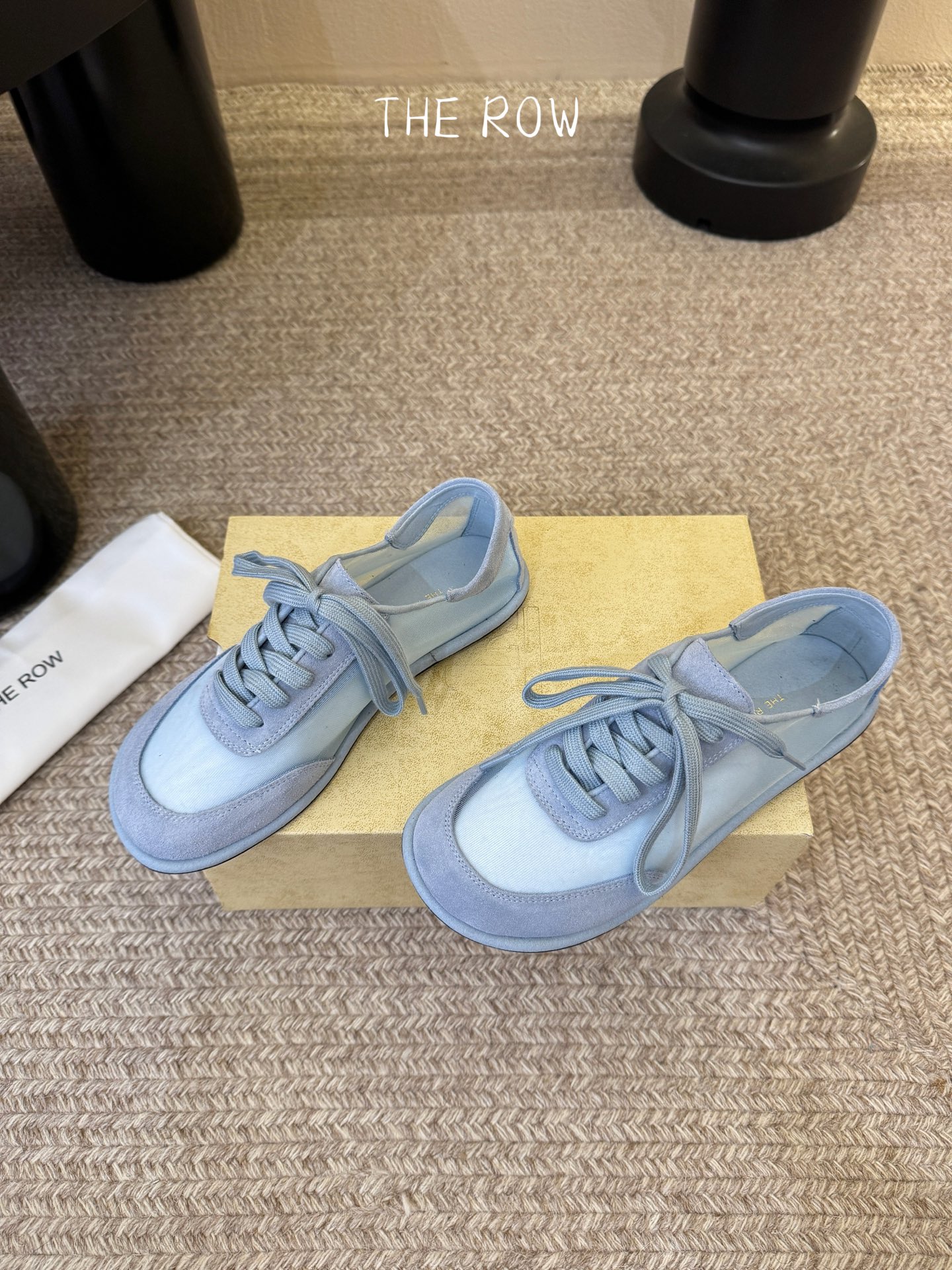 The Row网纱简约单鞋自带仙气朦胧美，高级又不失体面，夏天穿个拖鞋也能美美的出街闪闪惹人爱的点缀更增