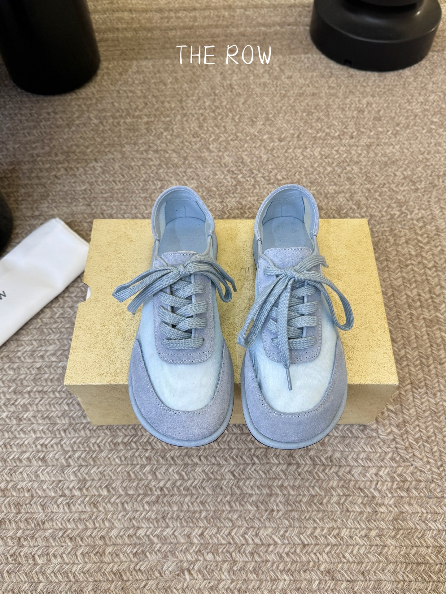 The Row网纱简约单鞋自带仙气朦胧美，高级又不失体面，夏天穿个拖鞋也能美美的出街闪闪惹人爱的点缀更增