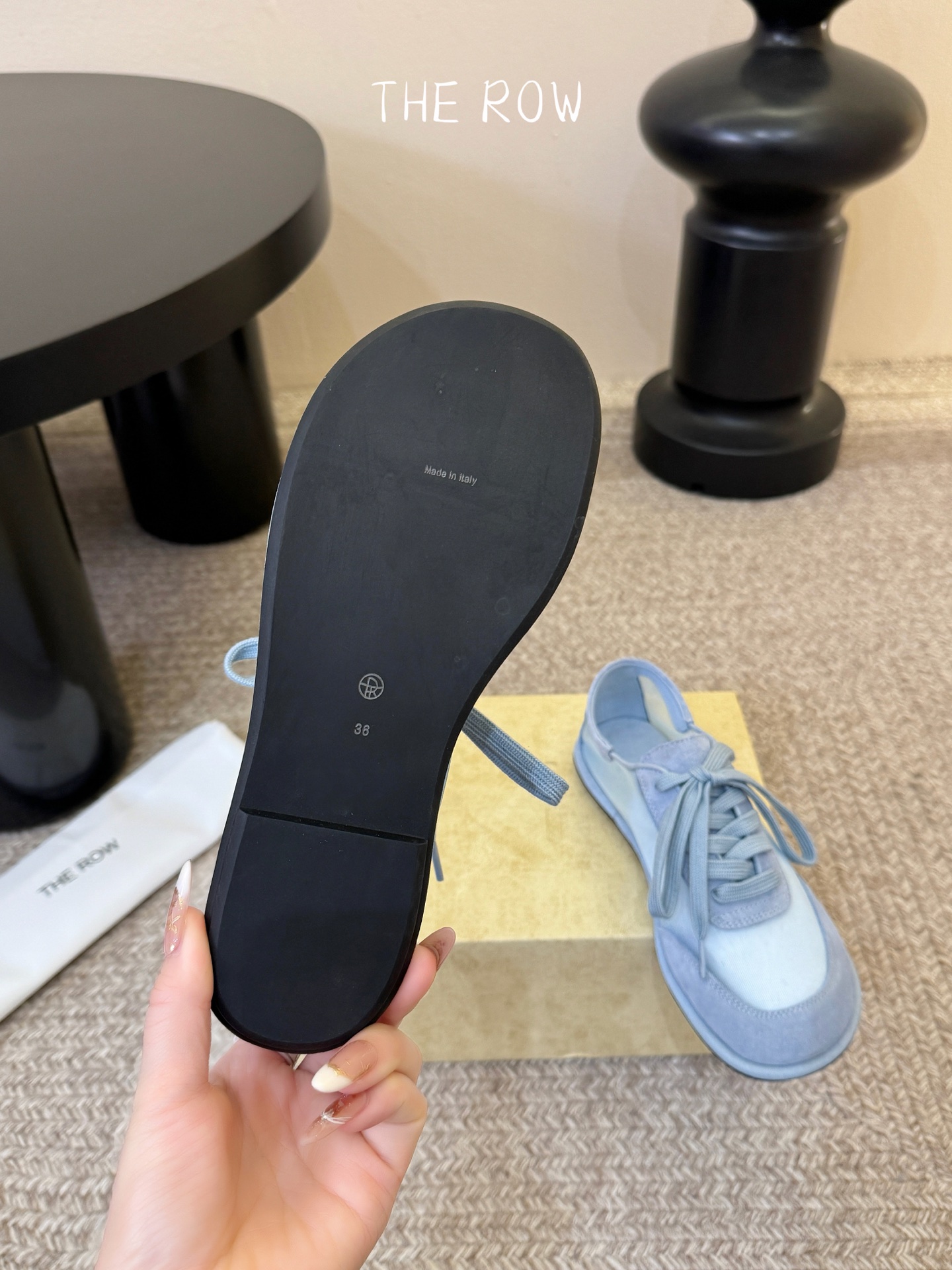 The Row网纱简约单鞋自带仙气朦胧美，高级又不失体面，夏天穿个拖鞋也能美美的出街闪闪惹人爱的点缀更增