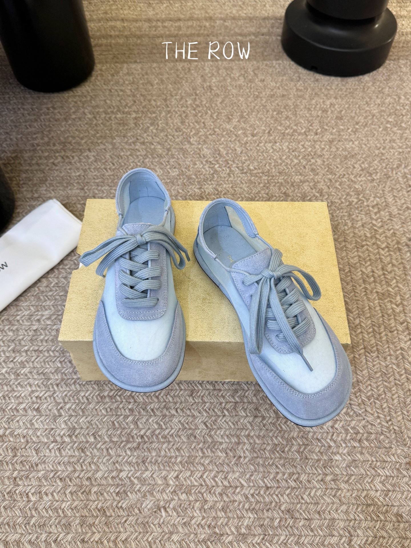 The Row网纱简约单鞋自带仙气朦胧美，高级又不失体面，夏天穿个拖鞋也能美美的出街闪闪惹人爱的点缀更增