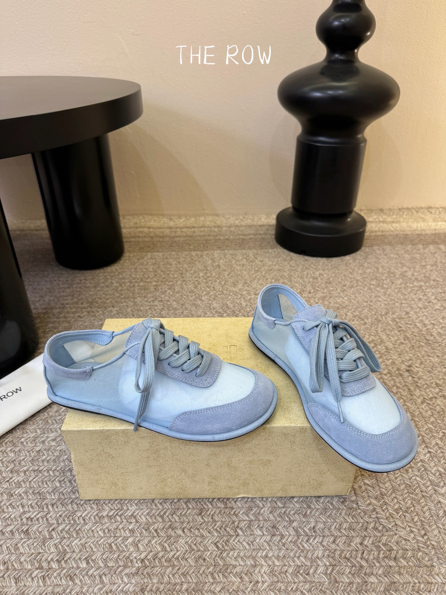 The Row网纱简约单鞋自带仙气朦胧美，高级又不失体面，夏天穿个拖鞋也能美美的出街闪闪惹人爱的点缀更增