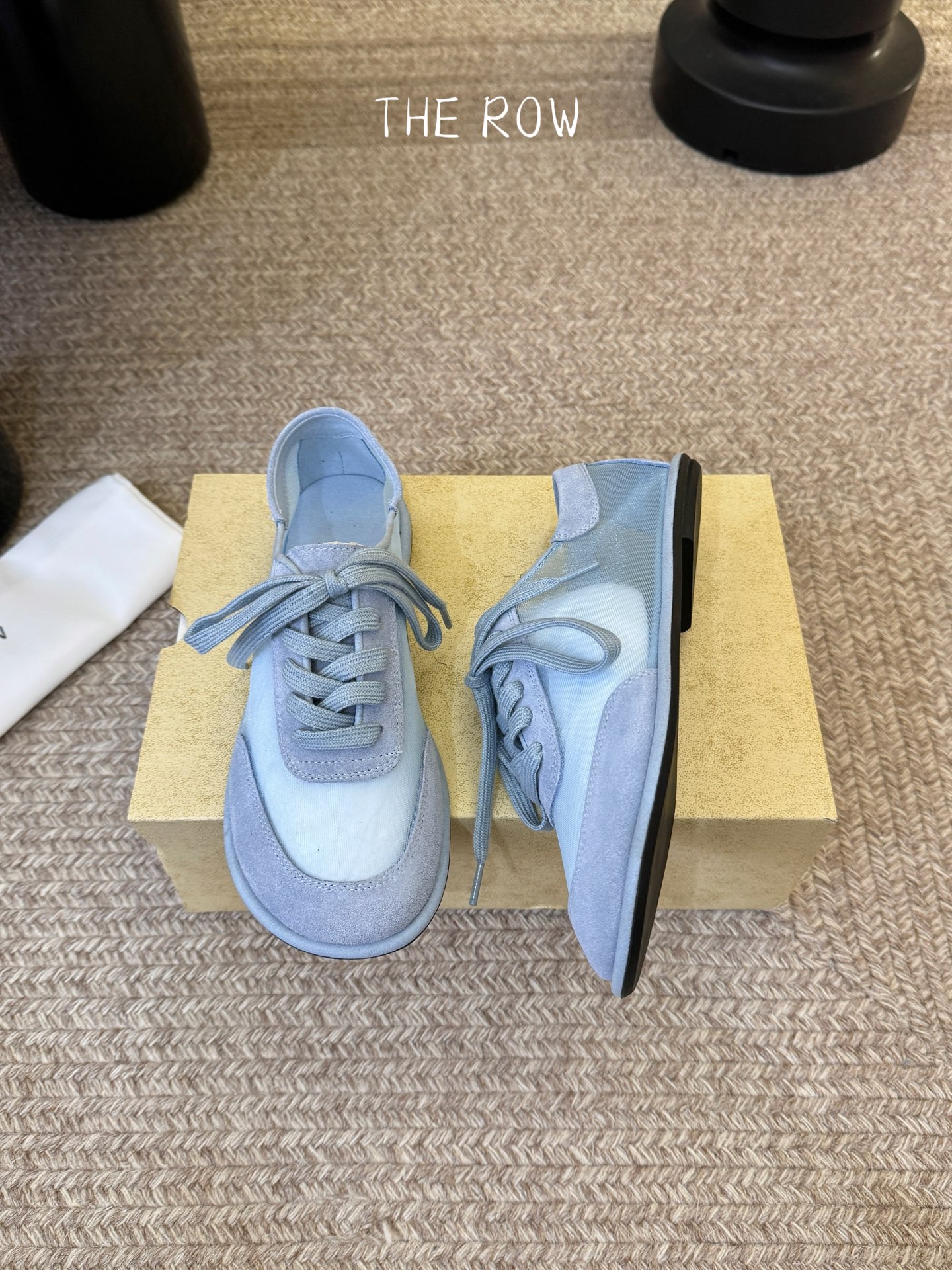 The Row网纱简约单鞋自带仙气朦胧美，高级又不失体面，夏天穿个拖鞋也能美美的出街闪闪惹人爱的点缀更增