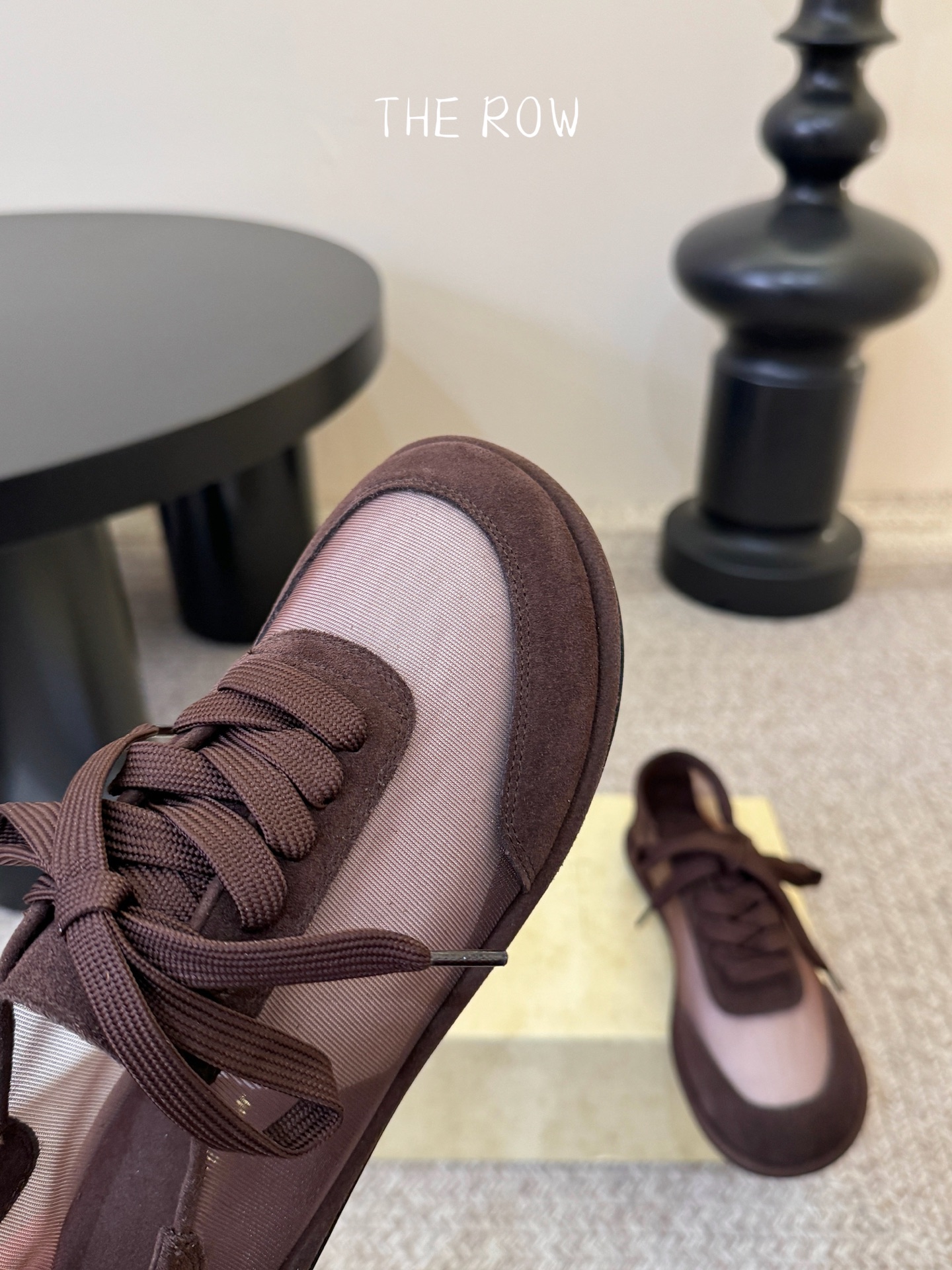 The Row网纱简约单鞋自带仙气朦胧美，高级又不失体面，夏天穿个拖鞋也能美美的出街闪闪惹人爱的点缀更增