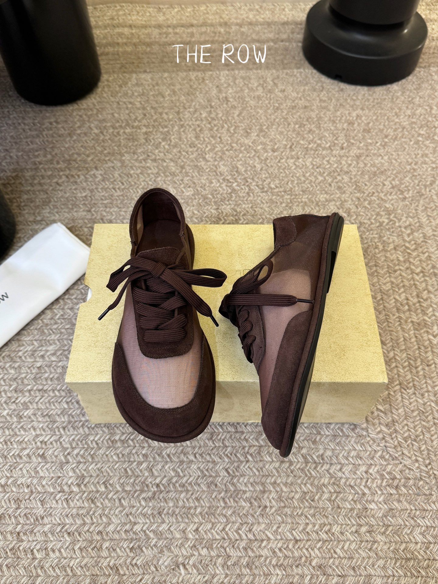 The Row网纱简约单鞋自带仙气朦胧美，高级又不失体面，夏天穿个拖鞋也能美美的出街闪闪惹人爱的点缀更增