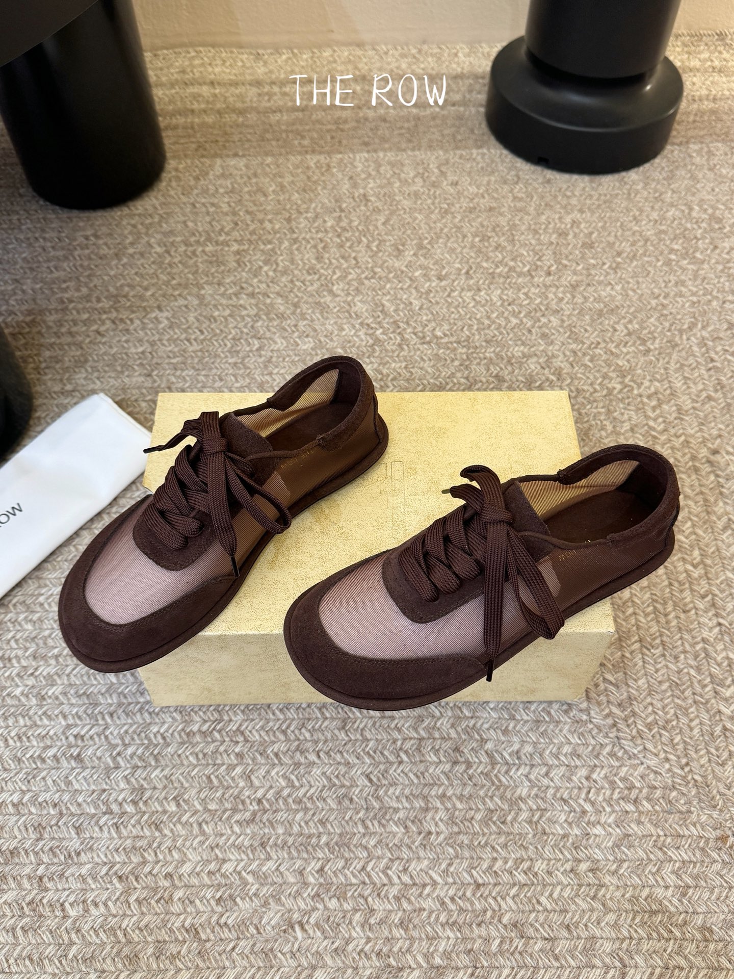 The Row网纱简约单鞋自带仙气朦胧美，高级又不失体面，夏天穿个拖鞋也能美美的出街闪闪惹人爱的点缀更增