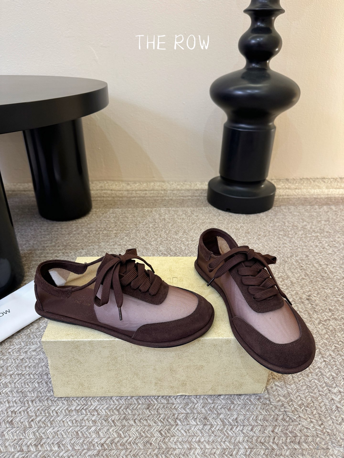 The Row网纱简约单鞋自带仙气朦胧美，高级又不失体面，夏天穿个拖鞋也能美美的出街闪闪惹人爱的点缀更增