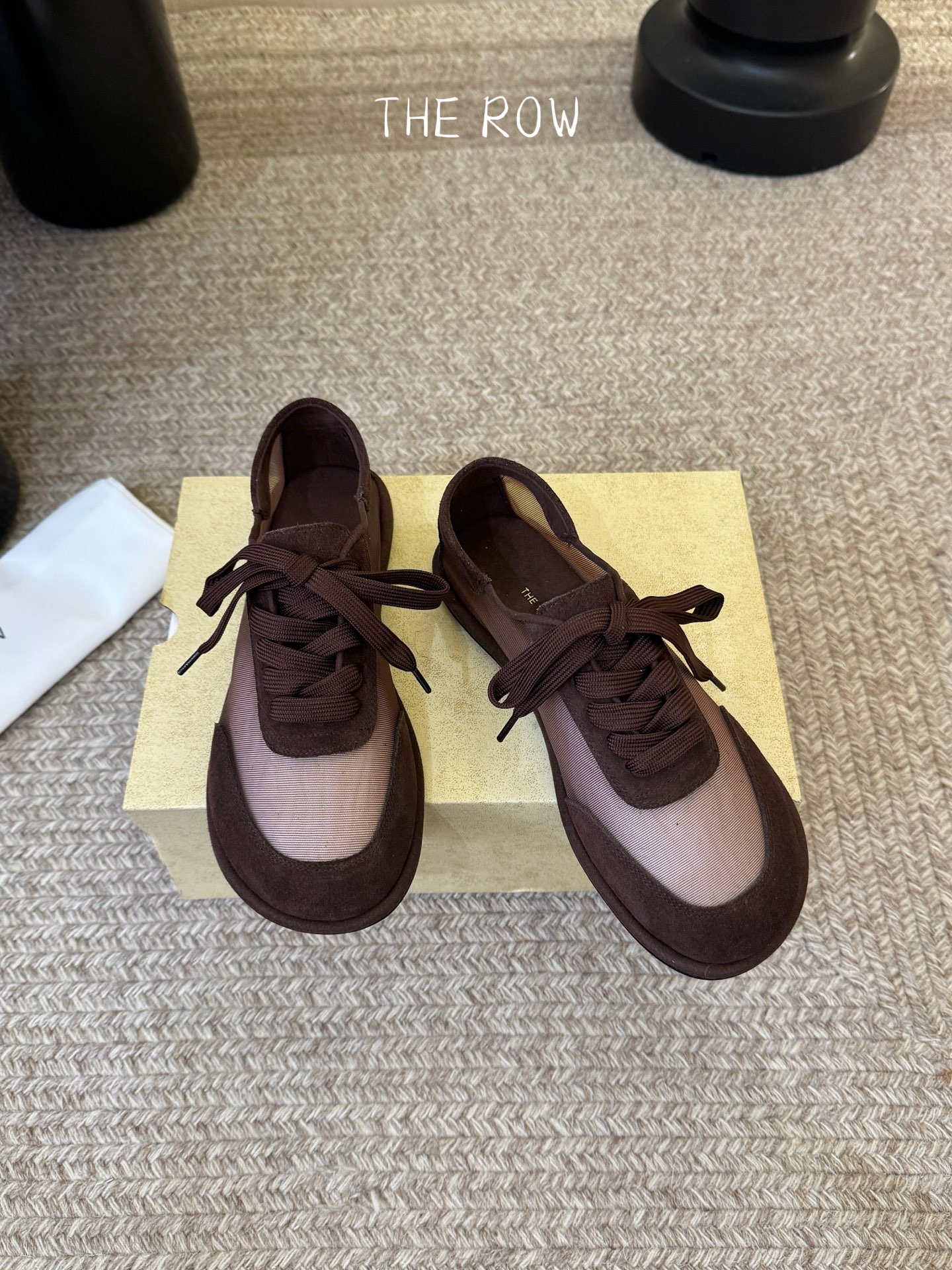 The Row网纱简约单鞋自带仙气朦胧美，高级又不失体面，夏天穿个拖鞋也能美美的出街闪闪惹人爱的点缀更增