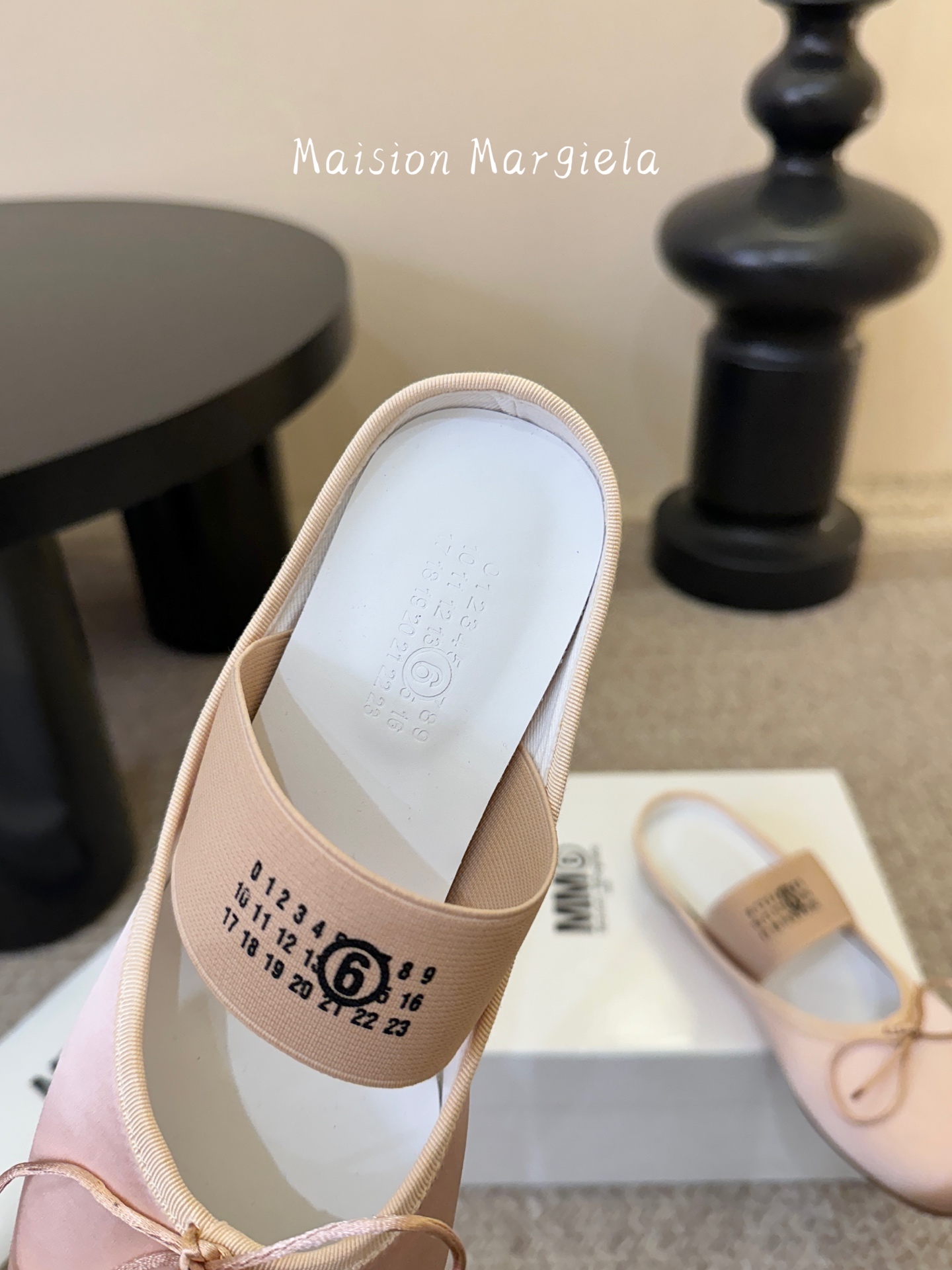 Maison Margie*马吉拉•分趾粗跟平底复古玛丽珍娃娃头苹果头芭蕾舞指鱼嘴单鞋棒了的版本 非常不