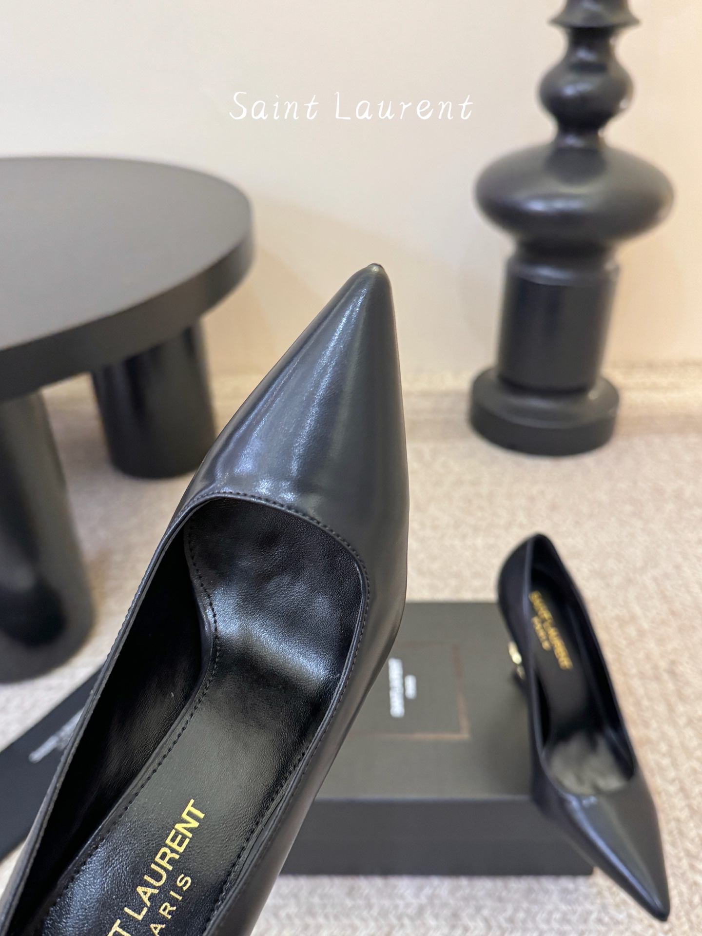 10.5cm YSL 圣罗兰时髦logo跟高跟鞋上新✔️✔️✔️唯有YSL最懂女人心！精致的鞋楦 原版开