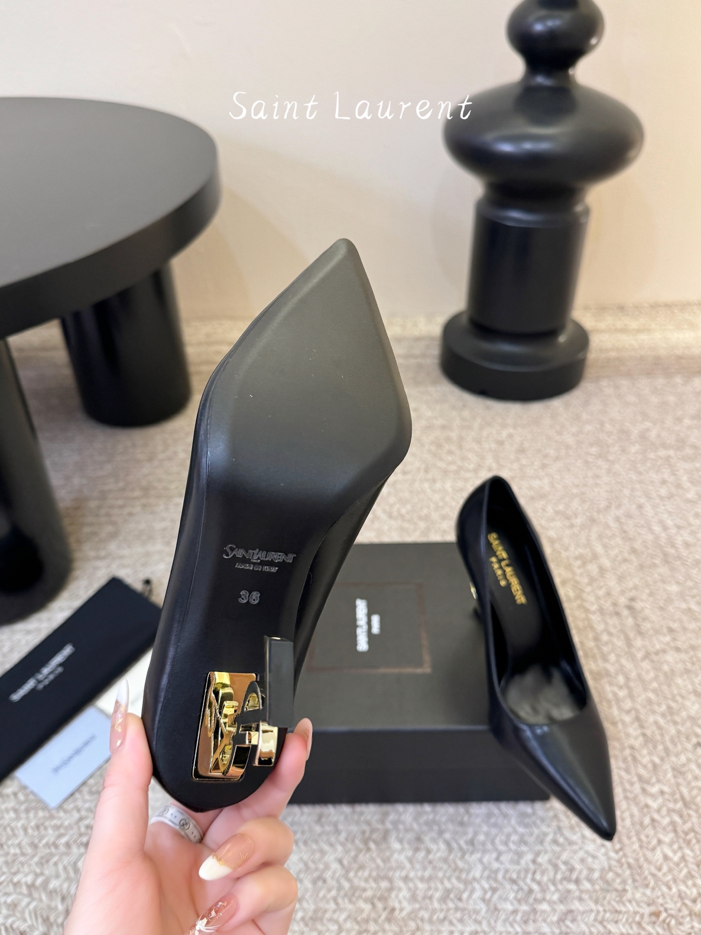 10.5cm YSL 圣罗兰时髦logo跟高跟鞋上新✔️✔️✔️唯有YSL最懂女人心！精致的鞋楦 原版开