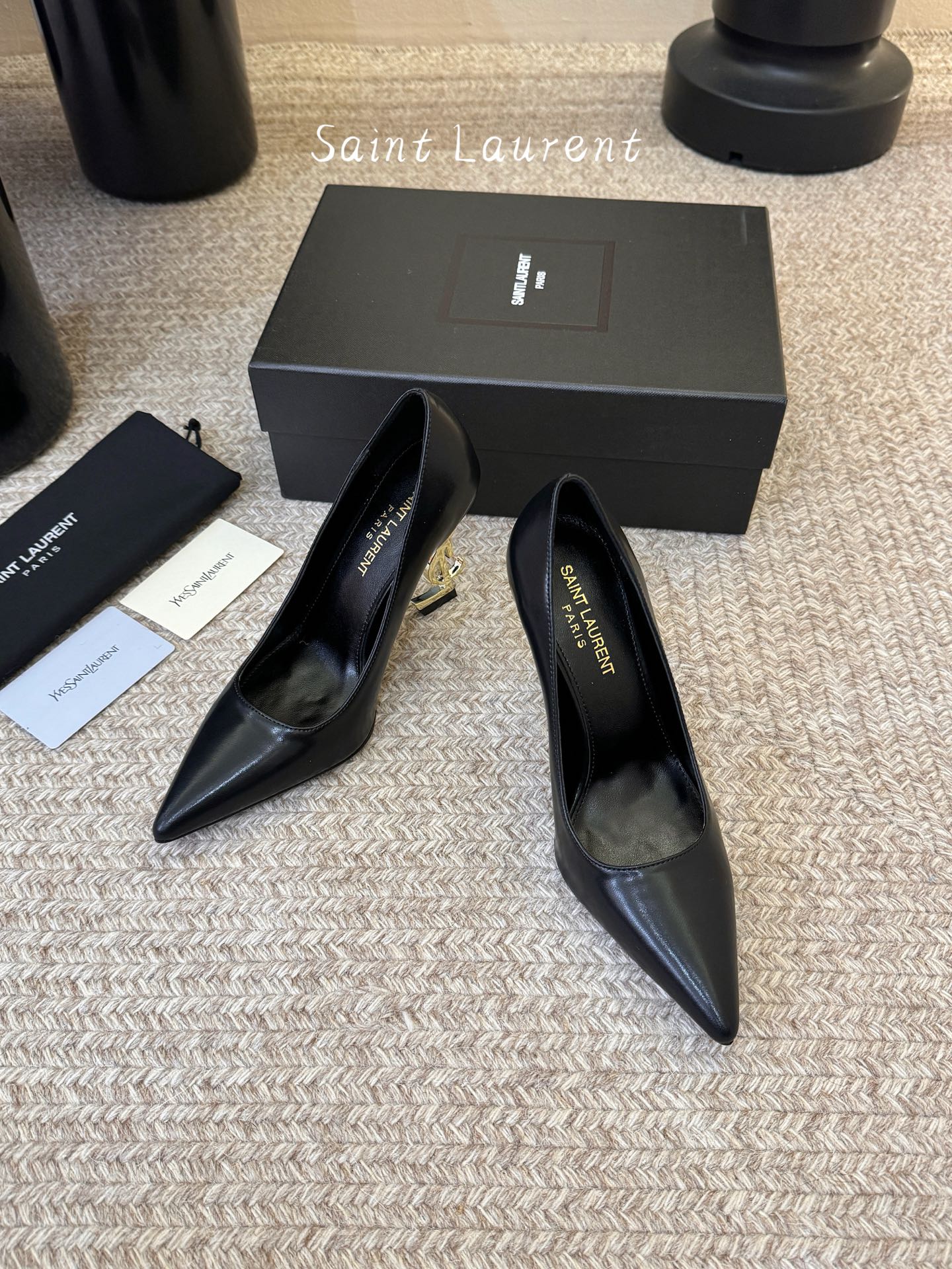 10.5cm YSL 圣罗兰时髦logo跟高跟鞋上新✔️✔️✔️唯有YSL最懂女人心！精致的鞋楦 原版开