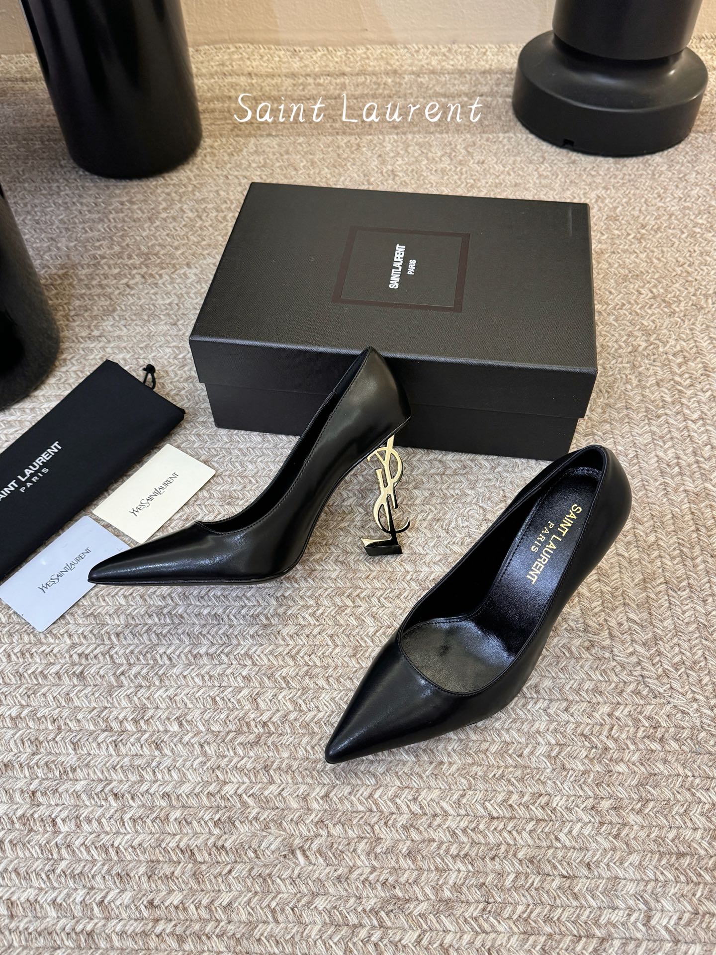10.5cm YSL 圣罗兰时髦logo跟高跟鞋上新✔️✔️✔️唯有YSL最懂女人心！精致的鞋楦 原版开