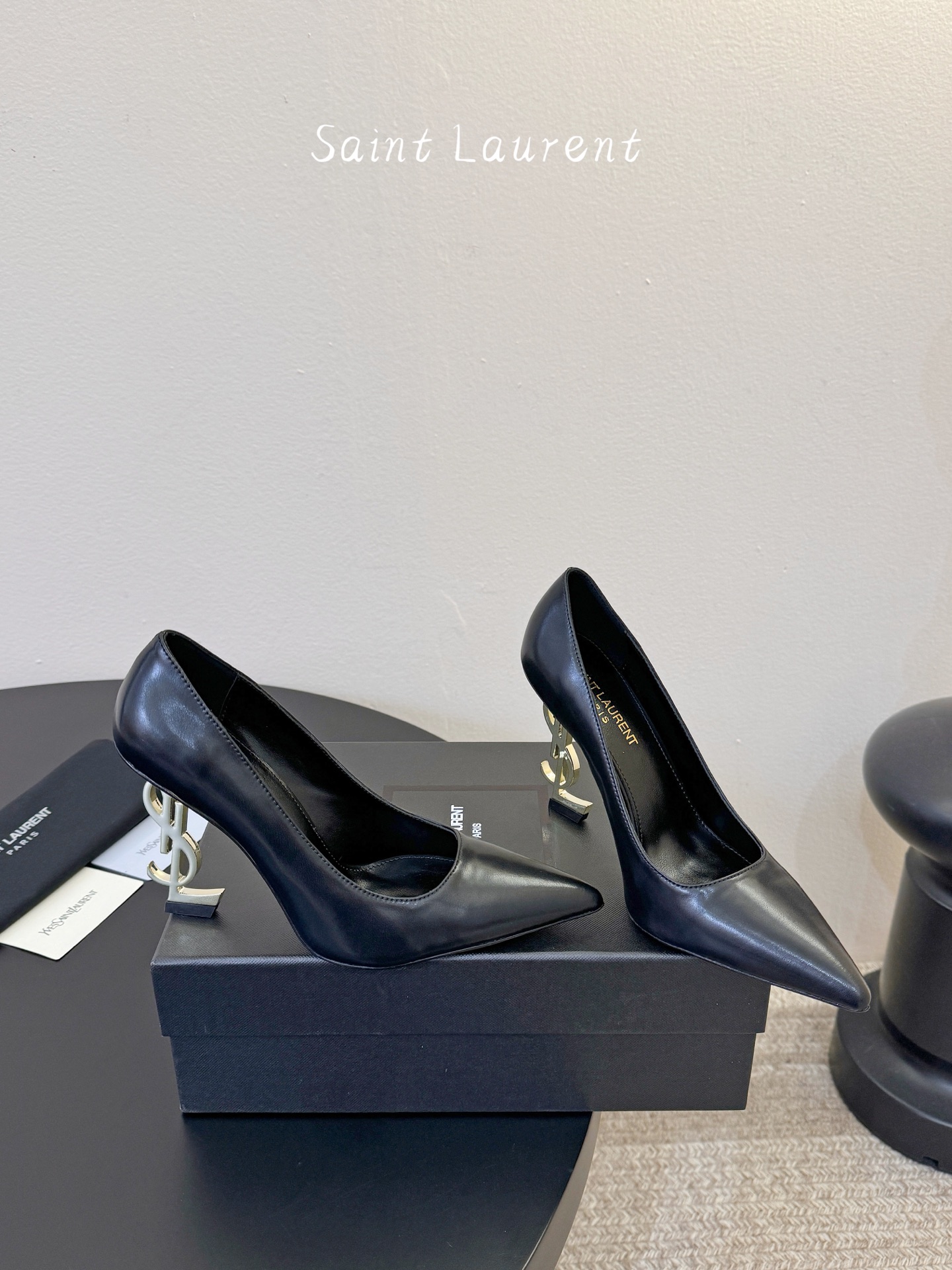 10.5cm YSL 圣罗兰时髦logo跟高跟鞋上新✔️✔️✔️唯有YSL最懂女人心！精致的鞋楦 原版开